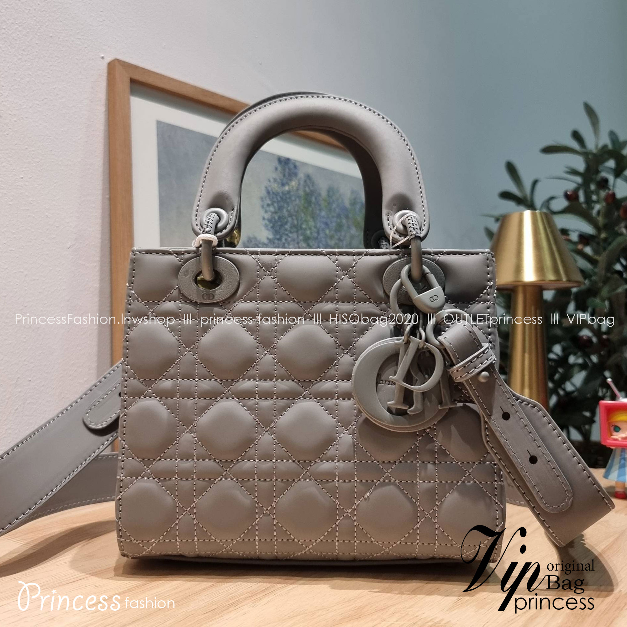 SMALL LADY DIOR MY ABCDIOR BAG Ultramatte Cannage Calfskin / CD LADY ULTRAMATTE BAG พร้อมส่ง กระเป๋าสะพายข้าง ดีไซน์เรียบง่าย แต่แฝงไปด้วยความหรูหรา ทรงกล่องคลาสสิค โดดเด่นด้วยพวงกุญแจอะไหล่สีเดียวกับตัวกระเป๋า ผิวแมทท์ ลายเส้นซ้อนทับสวยงาม