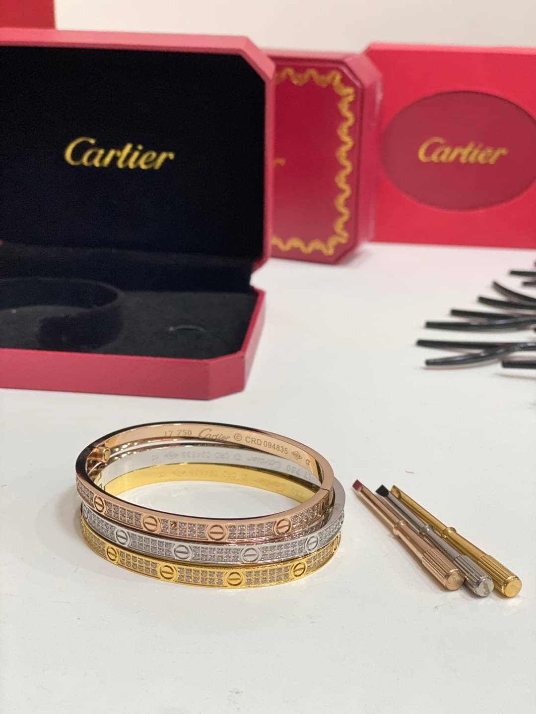 Cartier Love Bracelet มีเพชร กำไลข้อมือคาเทียร์ ภาพถ่ายจากงานจริง เกรดออริจินิล วัสดุคุณภาพดี ไม่ลอกไม่ดำ งานปั้มครบตามรูปเลยค่ะ