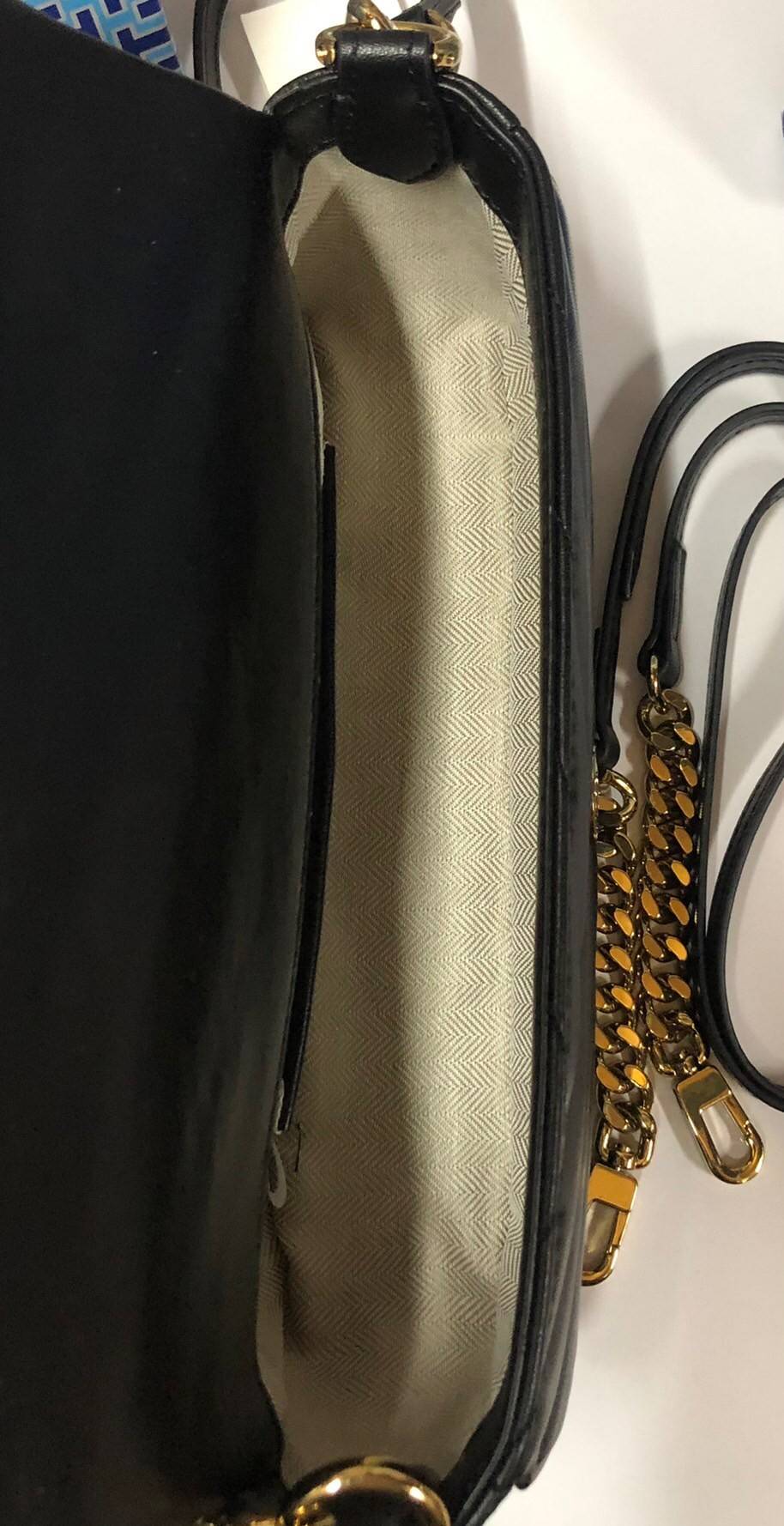 TORY BURCH KIRA CHEVRON SMALL FLAP SHOULDER BAG รุ่นใหม่ พร้อมสีใหม่ มาให้จับจองแบบไม่ต้องรอพรีฯ กระเป๋าสะพาย ขนาดกะทัดรัด ไซส์สะพายคล่องตัว หรือจะคล้องไหล่ หรูๆ ลูกคุณหนูไปอีก สีผู้ดีมากๆ ดีไซน์รูปทรงคลาสสิคเฉพาะตัว วัสดุหนังแกะ สัมผัสนิ่ม เปิด-ปิดด้วยกร