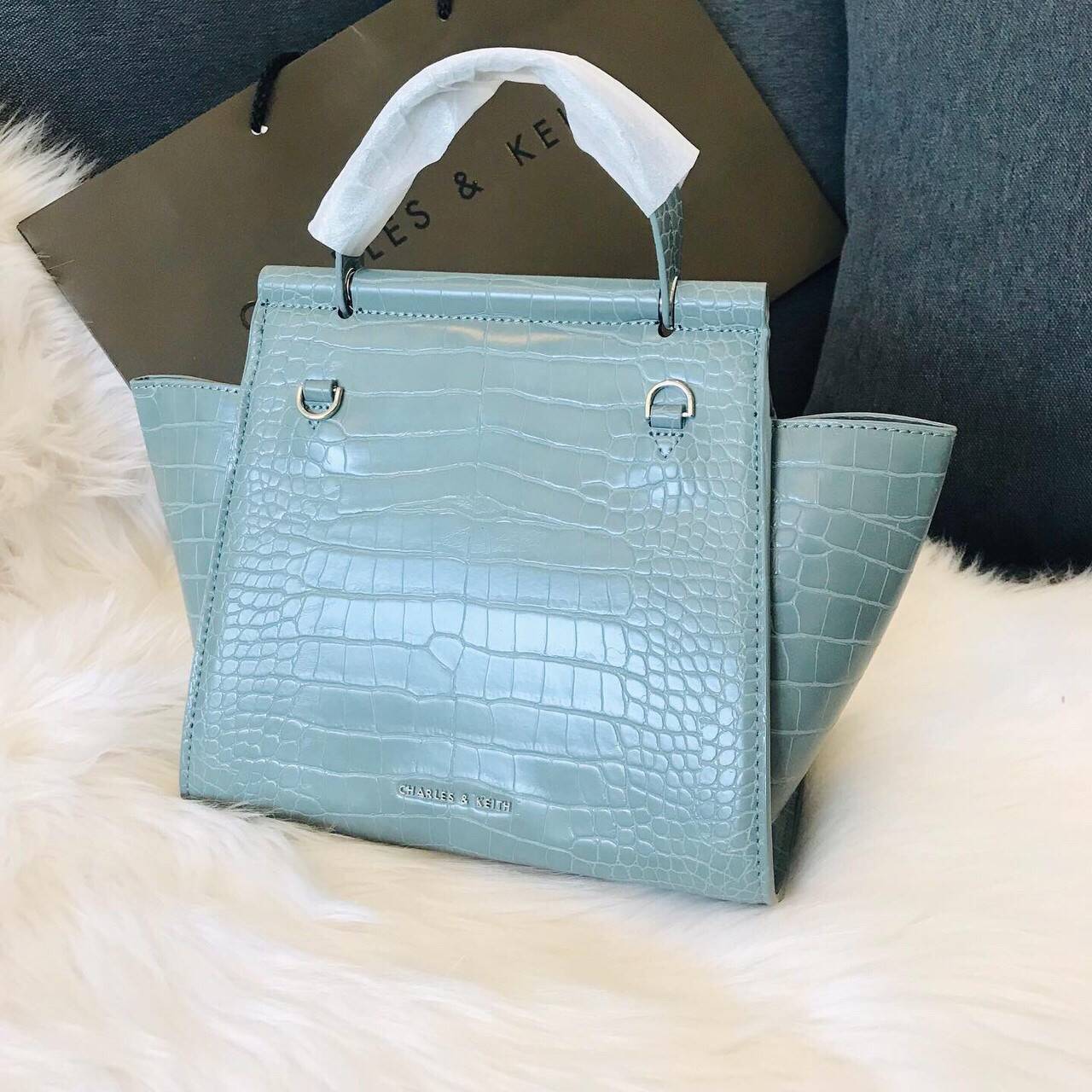 New arrival!! CHARLES & KEITH CROC-EFFECT TRAPEZE BAG กระเป๋าสะพายรุ่นใหม่ล่าสุด วัสดุหนังเรียบเงาสวย นิ่ม น้ำหนักเบา อะไหล่เงิน เปิดปิดกระเป๋าแบบกดล็อก ด้านในโล่งกว้างมีช่องซิปสำหรับใส่ของ ใส่กระเป๋าสตางค์ใบยาว Iphone+ได้ทุกรุ่น มาพร้อมสายสะพายยาวถอด-ปรั