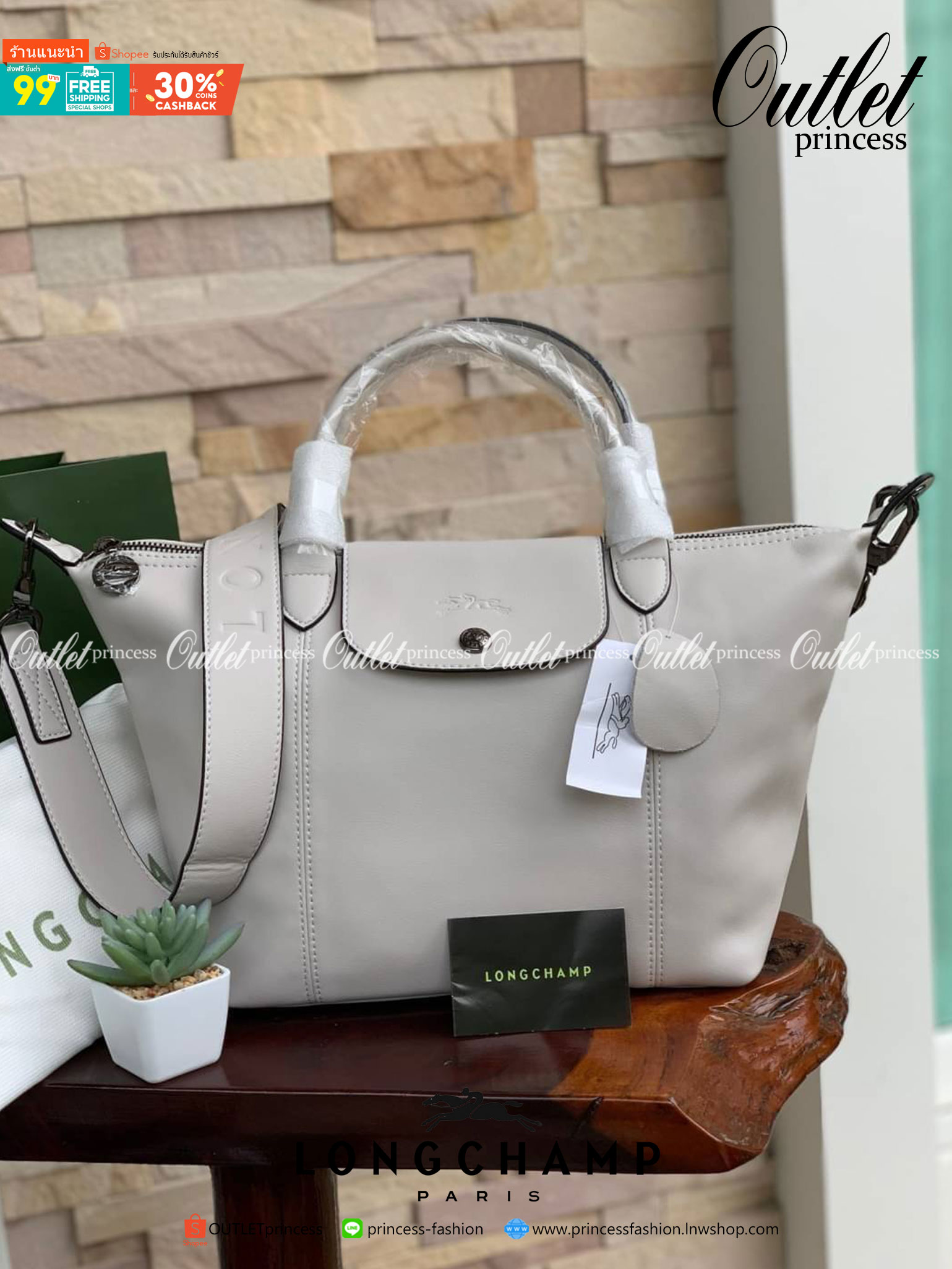 Longchamp LE PLIAGE CUIR TOP HANDLE BAG S เรียกว่าเป็นกระเป๋าอีกหนึ่งรุ่นที่ไม่ว่ายังไงก็ฮอตฮิตและติดเทรนด์ตลอดไม่เคยเปลี่ยนกับ ทรง Le Pliage Cuir หนึ่งในตระกูลกระเป๋าสุดไอคอนิกจากแบรนด์ เมื่อรุ่น Le Pliage Cuir ในรูปแบบของหนังแกะ Metis ได้ถือกำเนิดขึ้นใน
