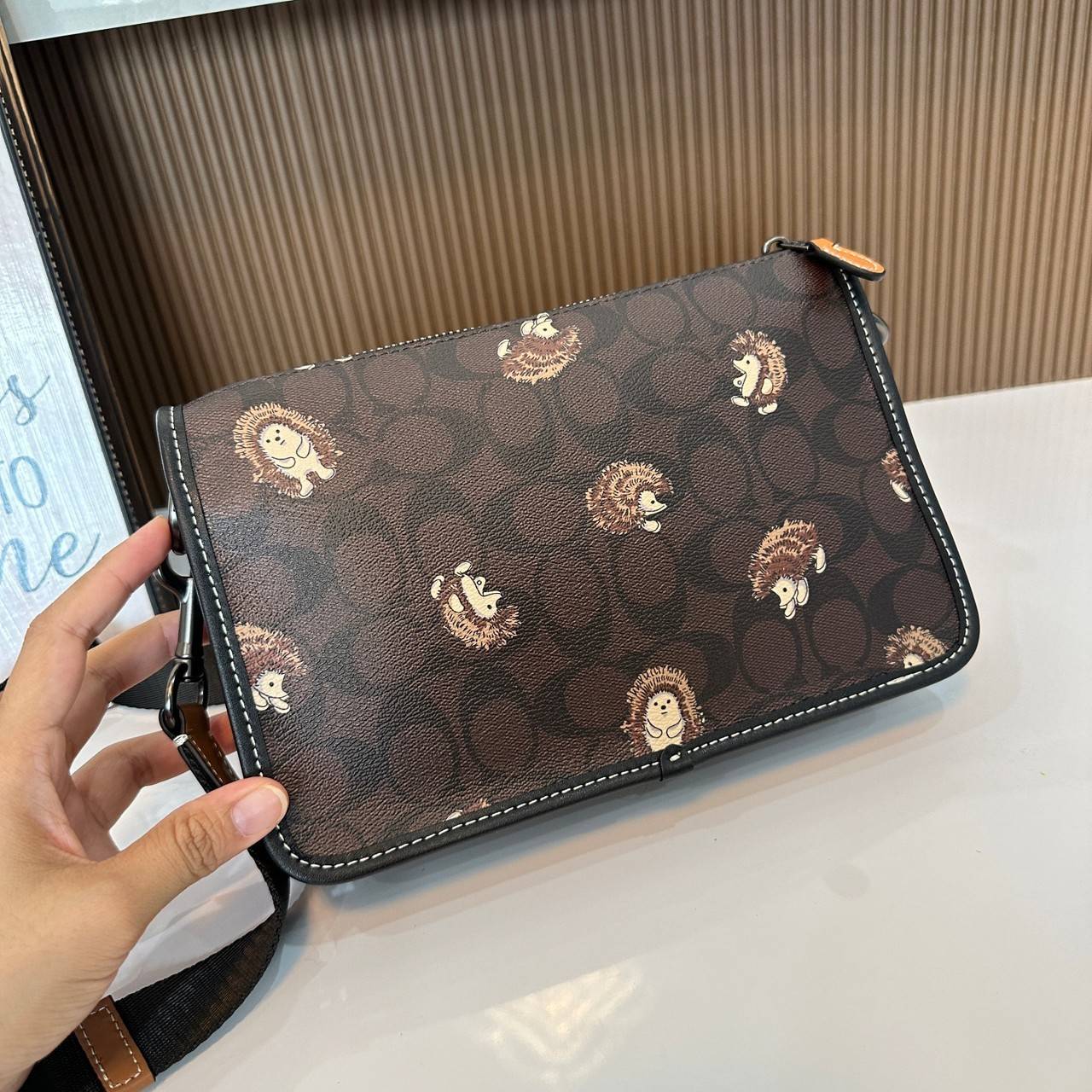 Coach Heritage Convertible Crossbody In Signature Canvas With Creature Print( cc131) กระเป๋าไฮบริดแบบถอดได้รุ่นใหม่ หล่อเท่ส์ สะพายสามารถสะพายทำงานดูดีสุดๆคะ มาพร้อมกระเป๋าใบเล็กห้อยสุดเก๋ วัสดุแคนวาสตัดขอบหนังแท้ เปิด ปิดด้วยซิป ซับในผ้า ด้านนอกกระเป๋าเป