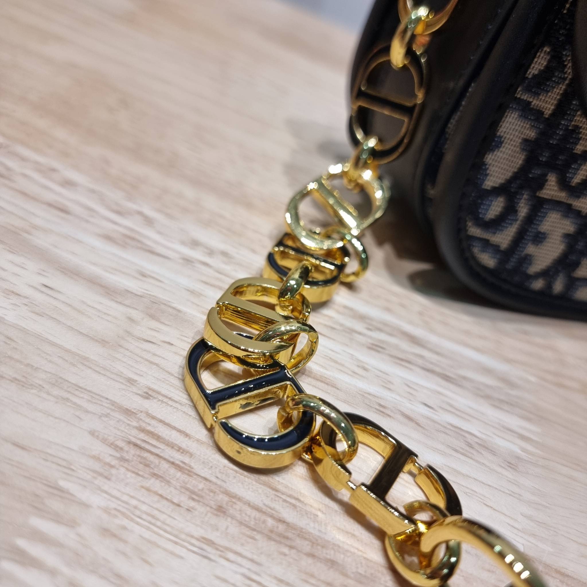 DIOR 30 MONTAIGNE AVENUE BAG สวยหรู ดีเทลแพง ต้องยกให้ไอเท็มนี้เลย กับกระเป๋าสะพายข้าง