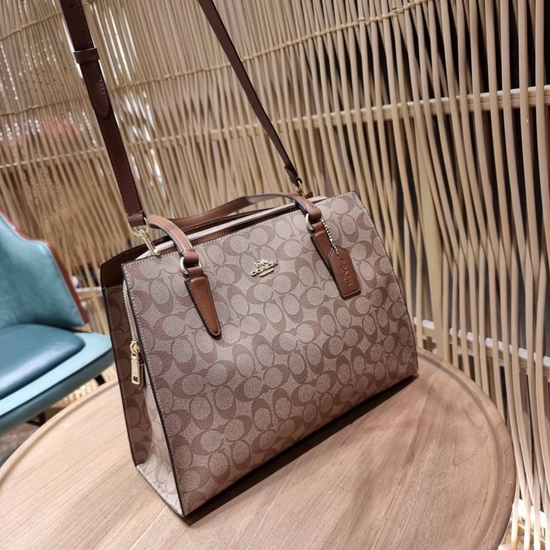 COACH C4075 TATUM CARRYALL IN SIGNATURE CANVAS คอลเลคชั่นใหม่ล่าสุด จัดมาให้ได้สวยก่อนใคร สวยหรูทุกสี!! ลุคผู้ดีต้องมาอีกหนึ่ง กระเป๋าสะพายทรงสวย ที่มาพร้อมสายสะพายไหล่ในตัว และสายครอสบอดี้สำหรับสะพายข้าง วัสดุหนัง crossgrain สวยคมมากๆ ตัวกระเป๋าถูกแบ่งเป