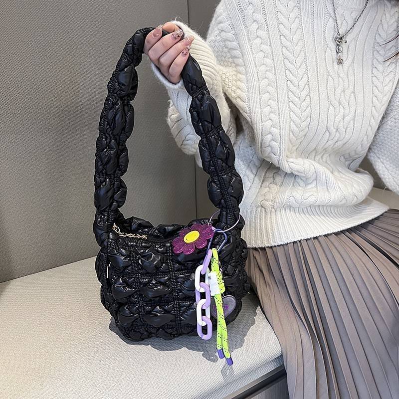 Carlyn Quilted Soft M Bag กระเป๋าสุดฮอตจากประเทศเกาหลี มีทรงที่กำลังพอดี ไม่เล็กหรือใหญ่เกินไป เลยสามารถใช้ในชีวิตประจำวันได้ง่าย ตัวกระเป๋านุ่มบุเหมือนผ้านวม น้ำหนักเบา