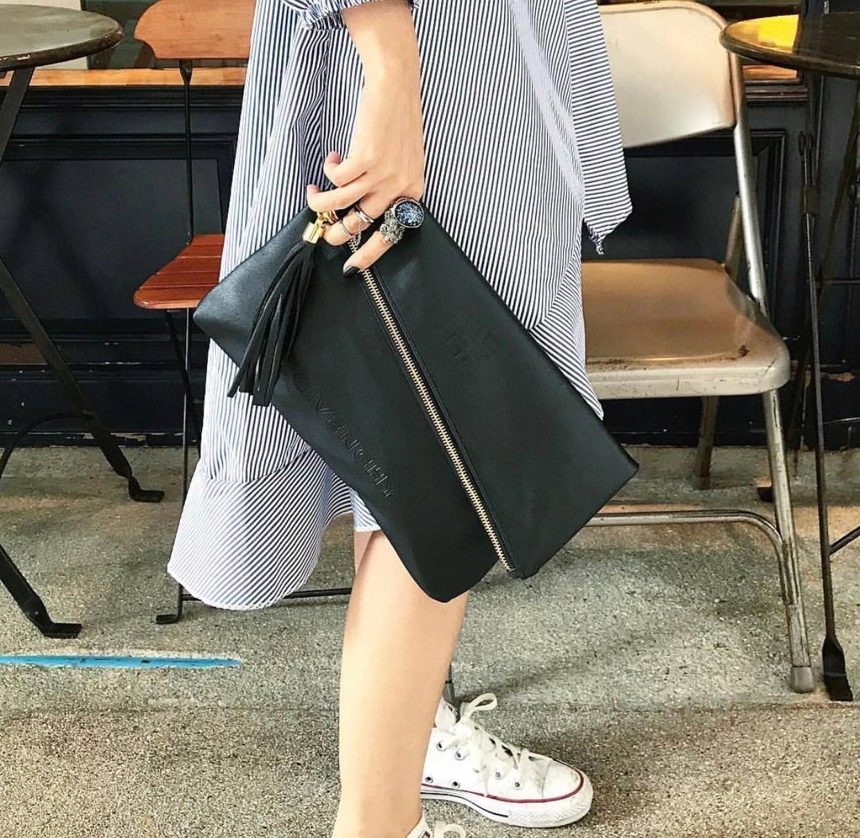 Givenchy Parfums Black Leather Clutch Gift With Purchasd From Givenchy Counter (GWP) กระเป๋าสะพายหนังนิ่มเรียบสีดำเเบบสวยดูดี เปิดปิดด้วยซิปอะไหล่ทอง หัวซิปประดับพู่ ด้านหน้ามีโลโก้ ภายในมีช่องเล็ก รุ่นนี้ใส่ ipad กระเป๋าสตางค์ มือถือ ของจุกจิกได้เยอะ ซับ