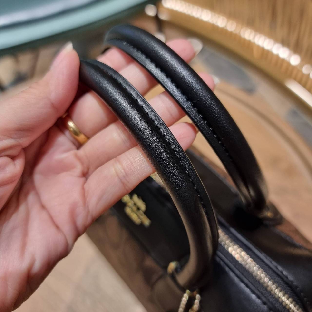 COACH F32203 MINI BENNETT SATCHEL IN SIGNATURE CANVAS กลับมาอีกครั้ง!! กับกระเป๋าทรงหมอนยอดฮิต 🥳 มีกี่สีก็ขายหมด วัสดุหนังแคนวาสเคลือบลาย ทรงสวยใช้งานได้ทุกโอกาส ภายในโล่งกว้างใส่ของได้เยอะ มีหูจับในตัว และสายสะพาย crossbody ปรับได้ตามตัว ใบนี้ไม่