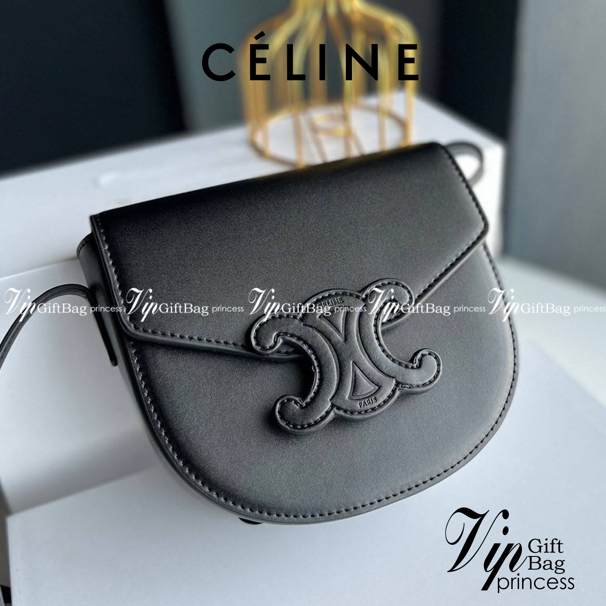 หนังแท้ CELINE BESACE cuir triomphe in Smooth calfskin / CELINE TRIOMPHE CLOSSBODY BAG หนังแท้ทั้งใบสวยหรู แบบใหม่ล่าสุด โลโก้หนังสมูทคลาสิก เหมาะกับสาวๆในวันที่อยากครอสบอดี้ชิลๆ ห้ามพลาดค่ะ!