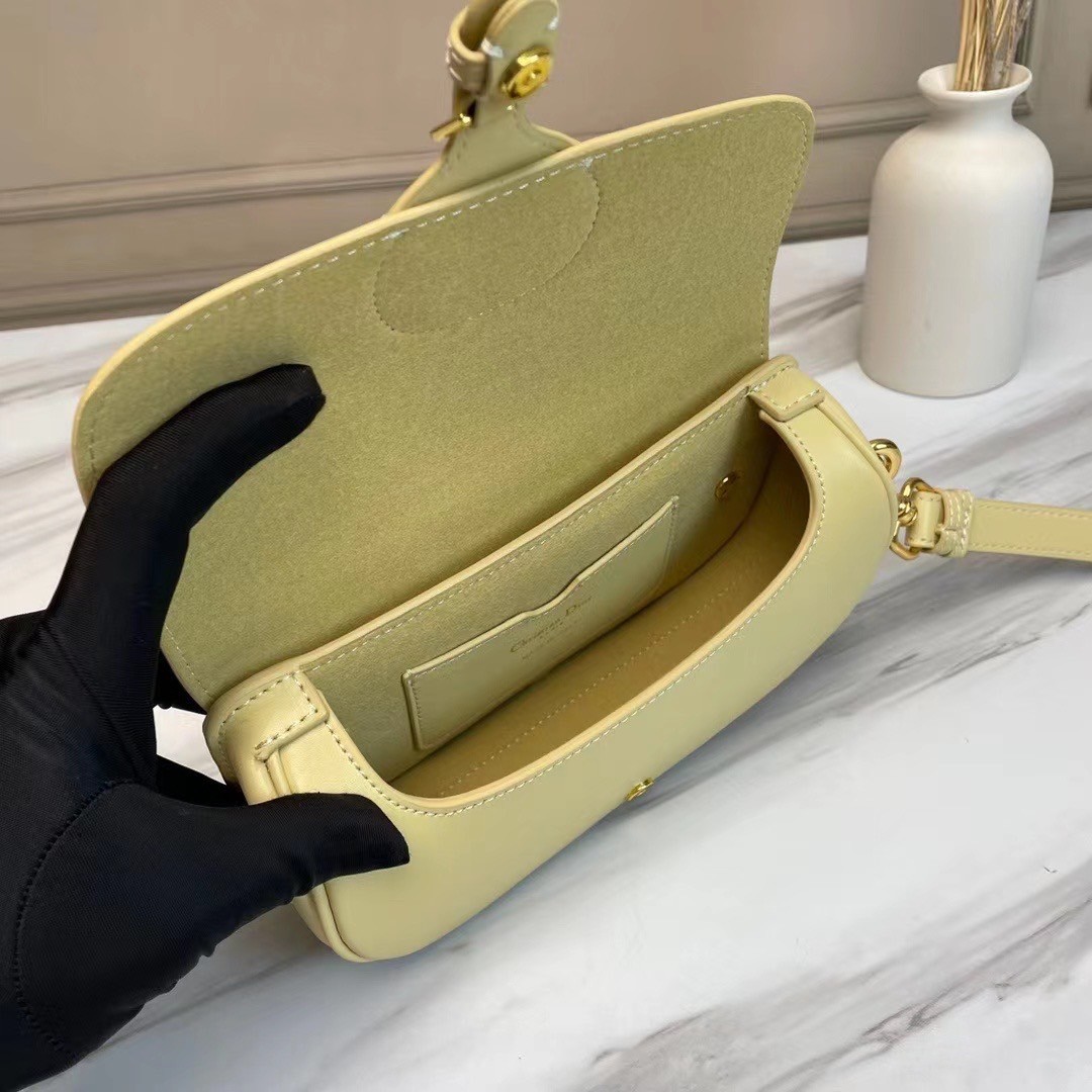 หนังแท้ DIOR BOBBY EAST-WEST BAG พร้อมส่งที่ไทย งานหนังแท้ทั้งใบเกรดออริจินอล ภาพสินค้าถ่ายจากงานขายจริง ใช้งานต่างประเทศได้ รุ่นใหม่ในฤดูกาลนี้ เพิ่มความทันสมัยให้กับซิลลูเอทของ Hobo ผ่านเส้นสายที่สง่างามและสัดส่วนที่กลมกลืนกัน สไตล์หนังลูกวัว โดดเด่นด้ว