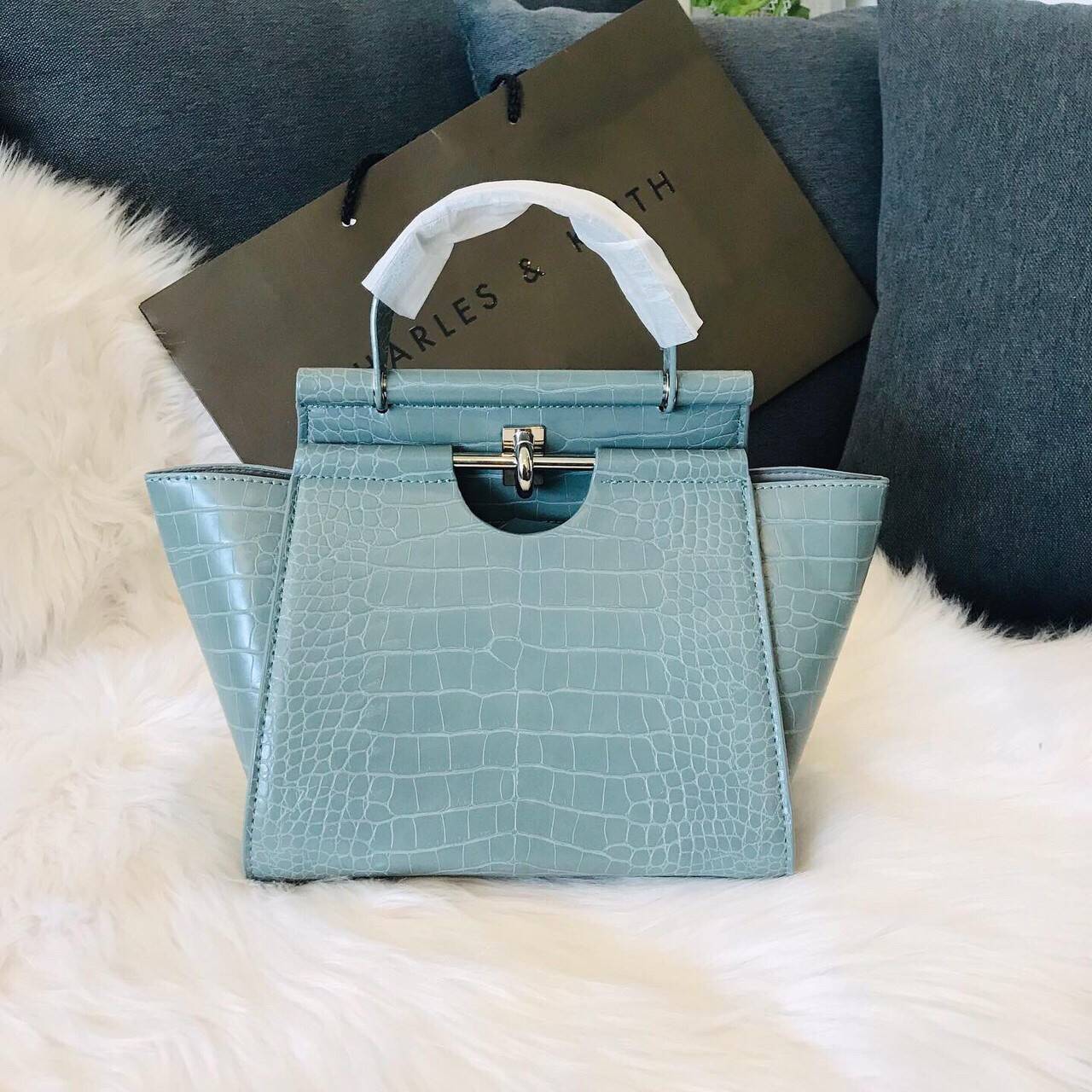 New arrival!! CHARLES & KEITH CROC-EFFECT TRAPEZE BAG กระเป๋าสะพายรุ่นใหม่ล่าสุด วัสดุหนังเรียบเงาสวย นิ่ม น้ำหนักเบา อะไหล่เงิน เปิดปิดกระเป๋าแบบกดล็อก ด้านในโล่งกว้างมีช่องซิปสำหรับใส่ของ ใส่กระเป๋าสตางค์ใบยาว Iphone+ได้ทุกรุ่น มาพร้อมสายสะพายยาวถอด-ปรั