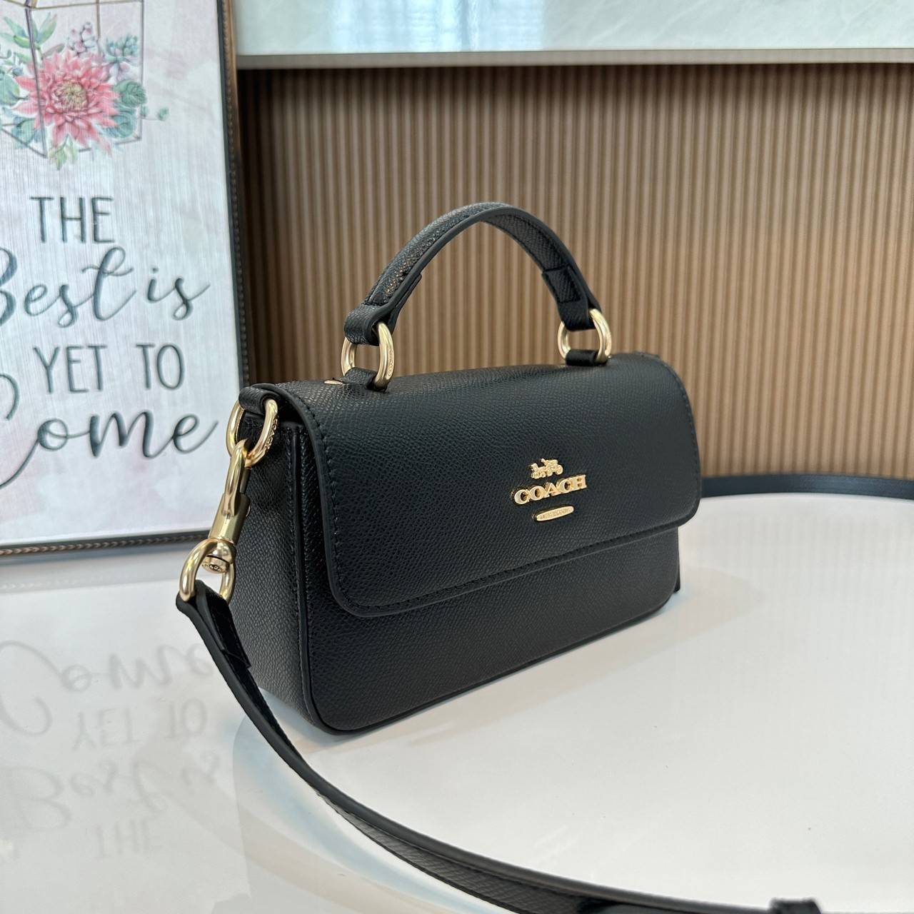 Coach Mini Josie Top Handle Crossbody In Blocked Signature Canvas (cc340) ใหม่ล่าสุด กระเป๋าสะพายหรือถือใบเล็กกระทัดรัด วัสดุหนังตัดขอบหนังแท้ ภายในช่องโล่งกว้างสามารถใส่โทรศัพท์ iPhonePro max ได้ มีช่องใส่บัตรเครดิต 2 ช่อง เปิดปิดด้วนกระดุมแป๊ก ซับในผ้า 