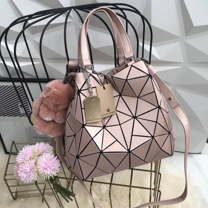 สีใหม่ Sakura Pink🌸🌸 ต้อนรับ summer กับโทนสี สดใส ลาย Limited edition หายาก 👍ปรับทรงได้ 2 แบบ น่ารักมาก สี Gloss grey สวยที่สุด มาพร้อมกระต่ายเข้า set เลิศคะ กระเป๋า จากแบรนด์ David Jones กระเป๋าสะพายข้างดีไซน์เกร๋มาก สีสวยหรูมาก ข