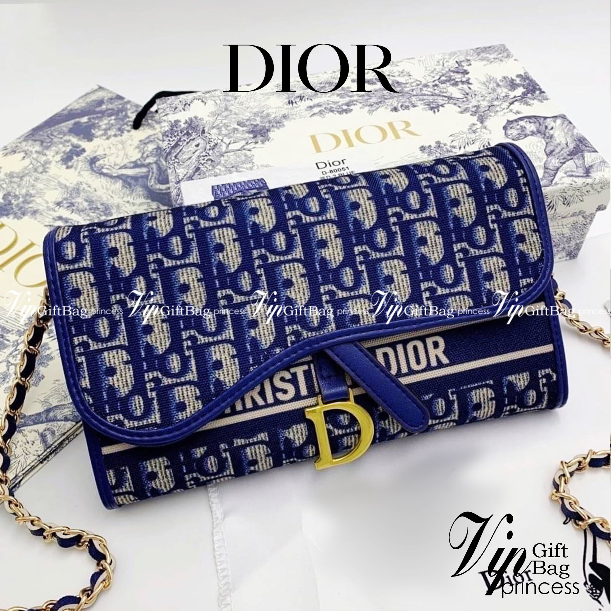DIOR LONG WALLET WITH CHAIN MONOGRAM / DIOR WALLET กระเป๋าสตางค์ใบยาวพร้อมสายสะพายโซ่อะไหล่ทองสลับหนัง ขนาดกำลังน่ารัก เป็นเอกลักษณ์ของความหรู วัสดุแคนวาสแท้และผ้า Jacquard อย่างดี ผสมผสานความสง่างามและคลาสสิกที่เข้ากับยุคสมัย ด้านหน้าโดดเด่นด้วยซิกเนเจอร
