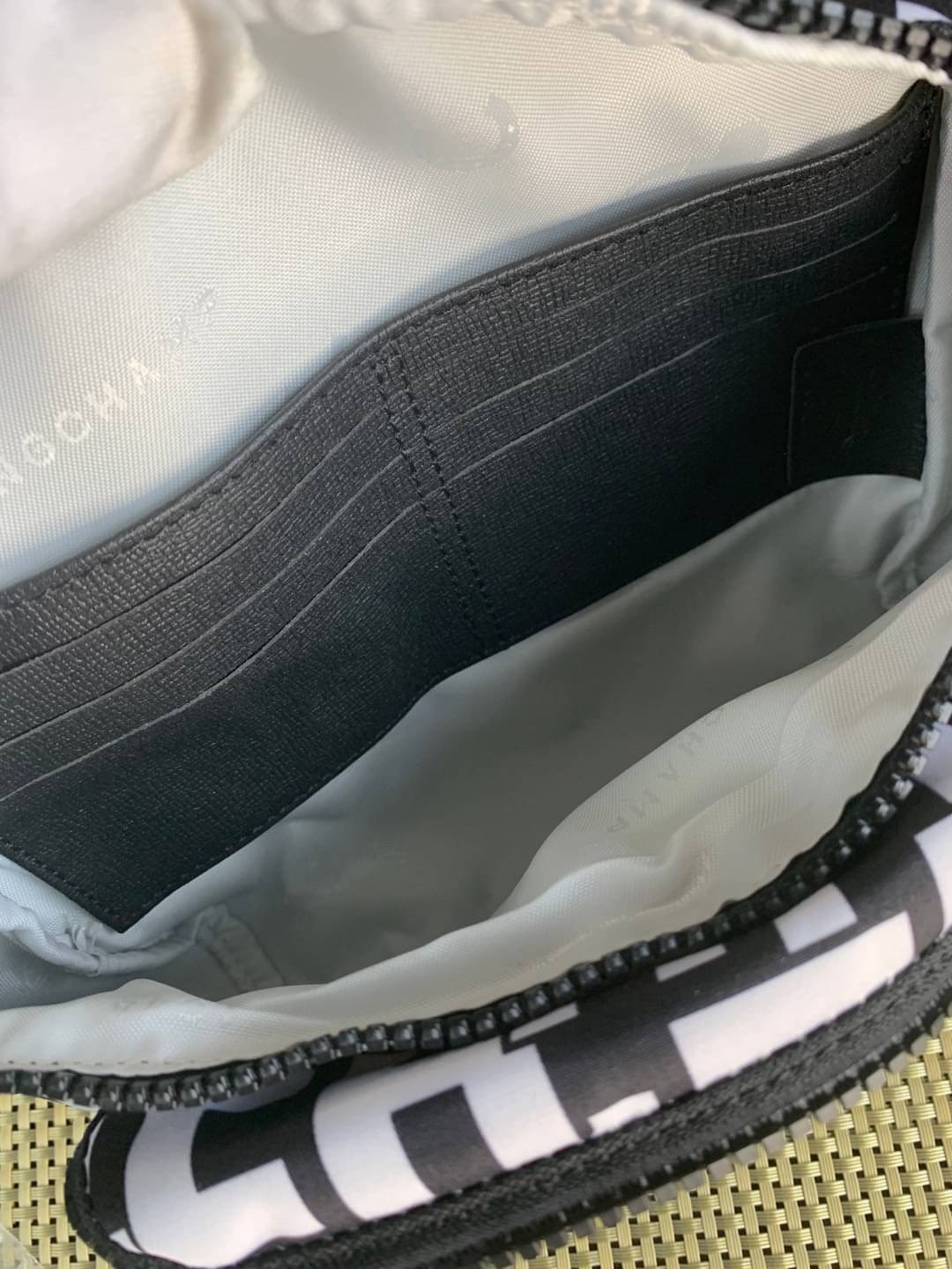 LONGCHAMP LE PLIAGE LGP BELT BAG M เท่ห์อย่างมีสไตล์กระเป๋าทรงคาดอกและคาดเอวดีไซน์แนวสปอร์ต เพิ่มความโดดเด่นทันสมัยด้วยลายซิกเนเจอร์ มีช่องซิปที่ใช้งานง่ายช่วยให้คุณหยิบใช้สิ่งของจำเป็นได้อย่างสะดวกและง่ายดาย และผสานสายรัดแบบปรับได้เข้ากับหัวเข็มขัดตัวล็อ