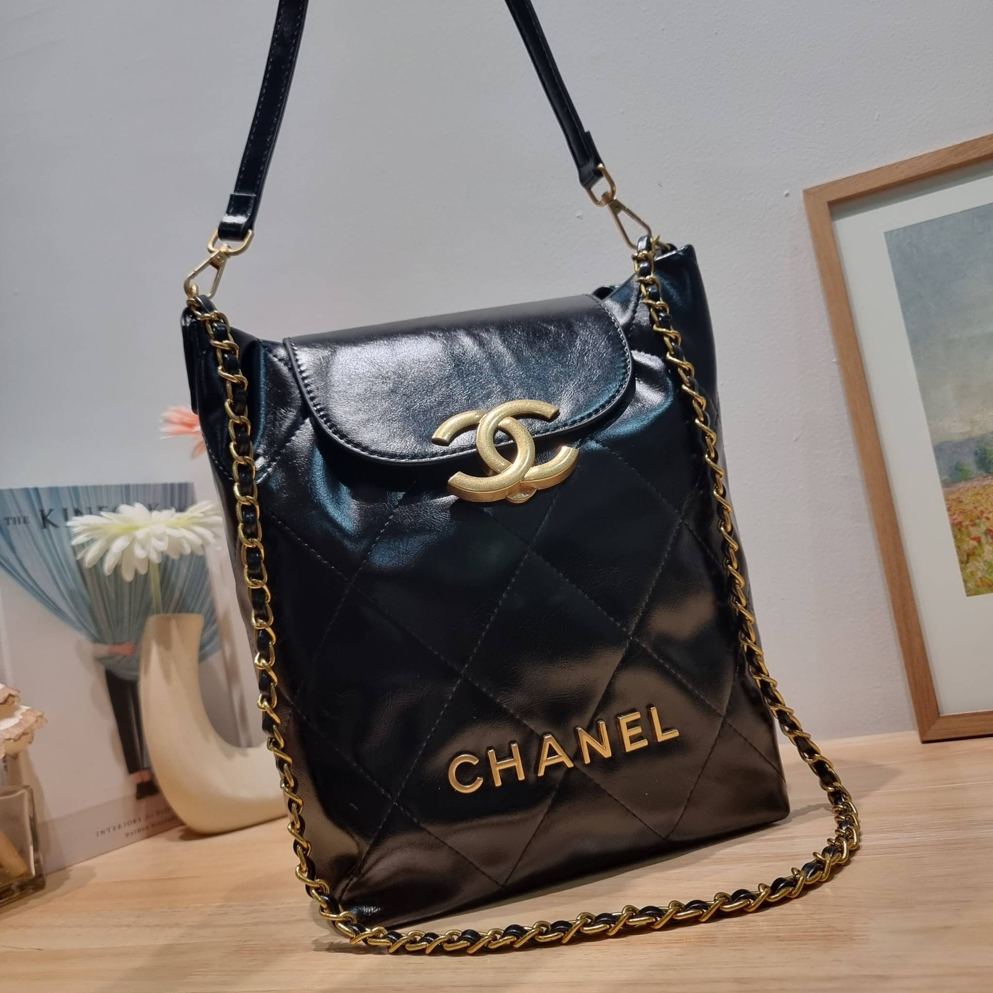 Chanel crossbody tote bag ไอเท็มเอ็กซ์คลูซีพ กระเป๋าสะพายรูปทรงโท้ทสะดวกใช้ มีฝาปิดกระดุมแม่เหล็กให้ในตัว และยังมีใบลูกอีกด้วย โดดเด่นด้วยโลโก้เอกลักษณ์สีทองหรู