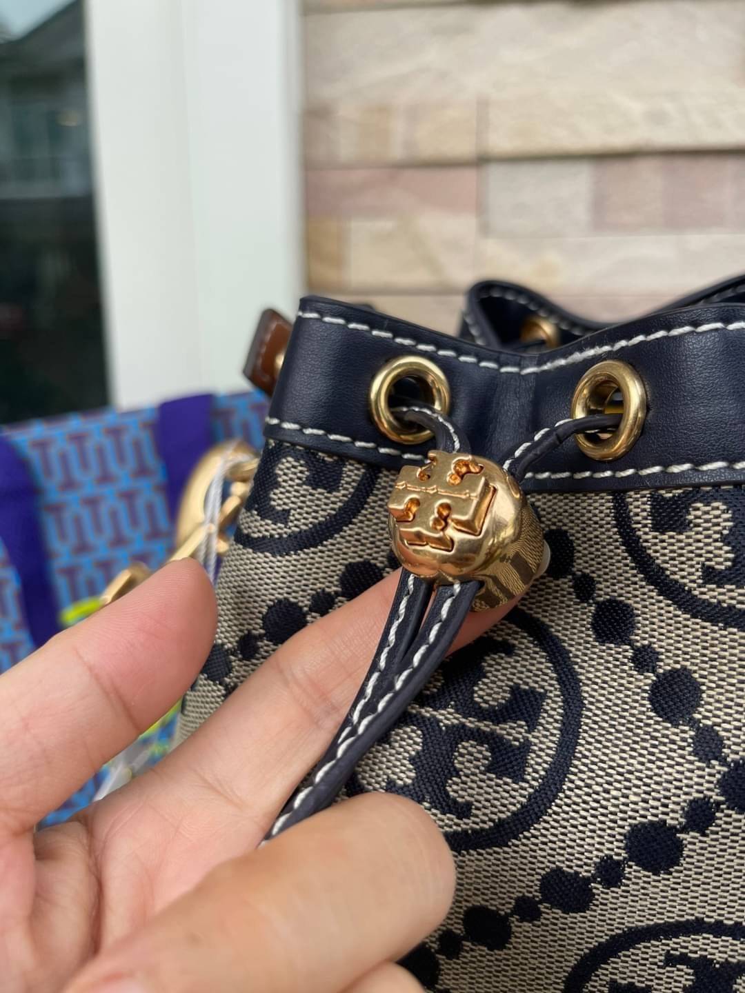 Medium Tory Burch T Monogram jacquard bucket bag เปิดตัวกระเป๋า T MONOGRAM รุ่นใหม่ล่าสุดจาก TORY BURCH ครั้งแรกกับโมโนแกรม ที่ได้รับแรงบันดาลใจมาจากโลโก้สุดคลาสสิก