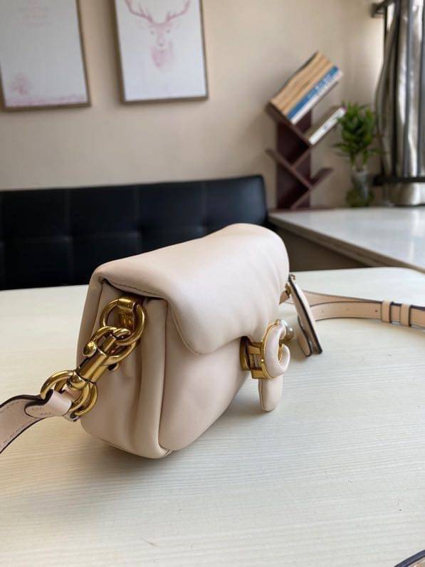 Coach Pillow Tabby Shoulder Bag 18 หนัง nappa หนานิ่ม นุ่มมากๆ รุ่นใหม่ล่าสุดค่ะ! พร้อมโลโก้รุ่นใหม่ด้วยเช่นกัน เพิ่มความหรู ดูดีเข้าไปอีกค่ะ เปิดปิดกระเป๋าแบบกระดุมแมาเหล็ก ภายในมีช่องใส่ของสองช่อง; สามารถใส่กระเป๋าเงินใบสั้นได้;พาสปอร์ตได้;มือถือได้ ค่ะ