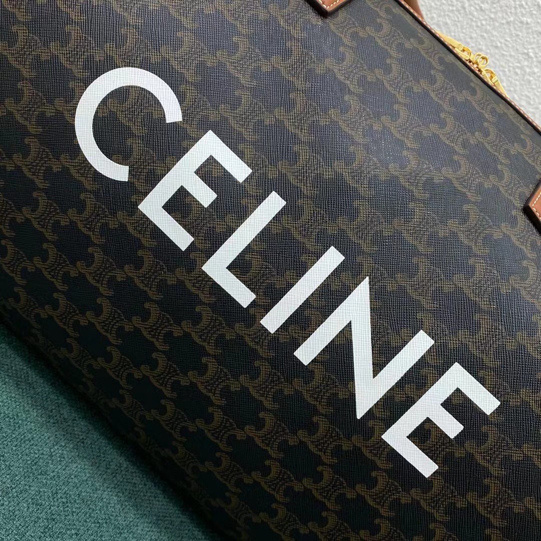 ORI หนังแท้ | CELINE Voyage Large Bag in Triomphe Canvas with Celine Print กระเป๋าสะพายสไตล์เดินทาง keepall ใบใหญ่จุสัมภาระได้เยอะ หนังขึ้นลาย Signature สวยหรูสุดคลาสสิค ดีไซน์ไม่มีเอ้าท์ คอลเลคชั่น CELINE Essentials เหนือกาลเวลาสำหรับผู้หญิงและผู้ชาย ใช้