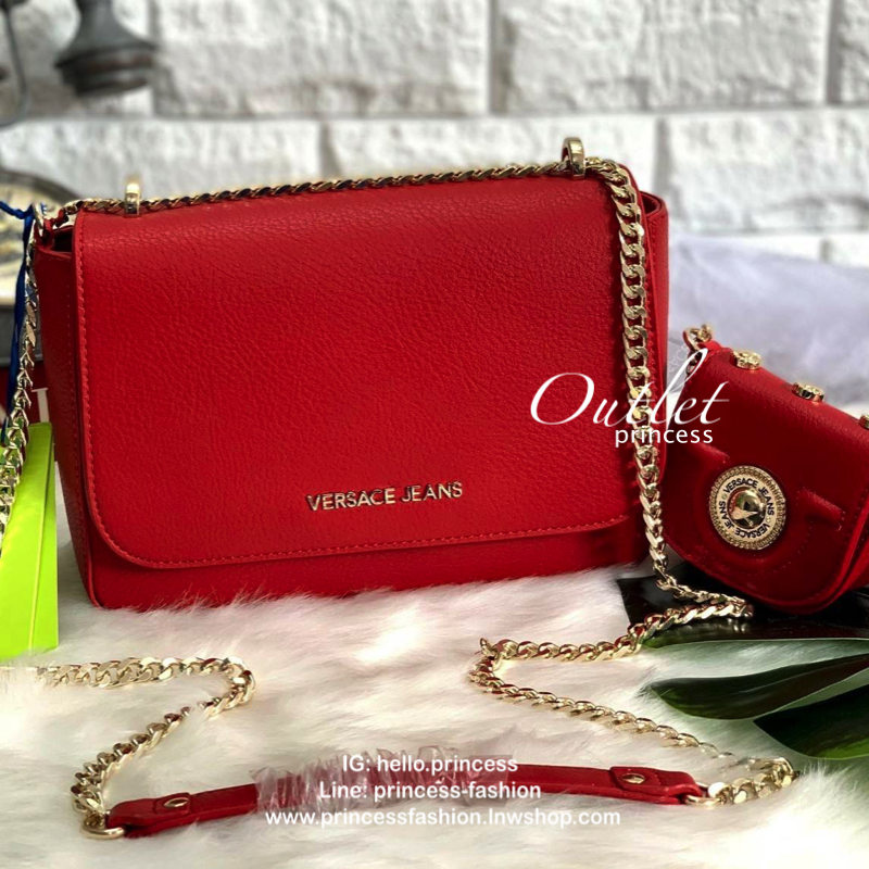 VERSACE JEAN SHOULDER BAG SYNTHETIC 2019 กระเป๋าสะพายข้าง//หิ้วได้ วัสดุหนังอย่างดี สวยงามค่ะ ด้านหน้ามีโลโก้แบรนด์ เปิดปิดแบบกดล็อค ภายในกว้าง สามารถใส่กระเป๋าสตางค์ใบยาวได้ ของอื่นๆพอประมานเลยค่ะ มีช่องซิปและช่องโล่งให้ สายสะพายแบบโซ่มีหนังรองบ่า สามารถ