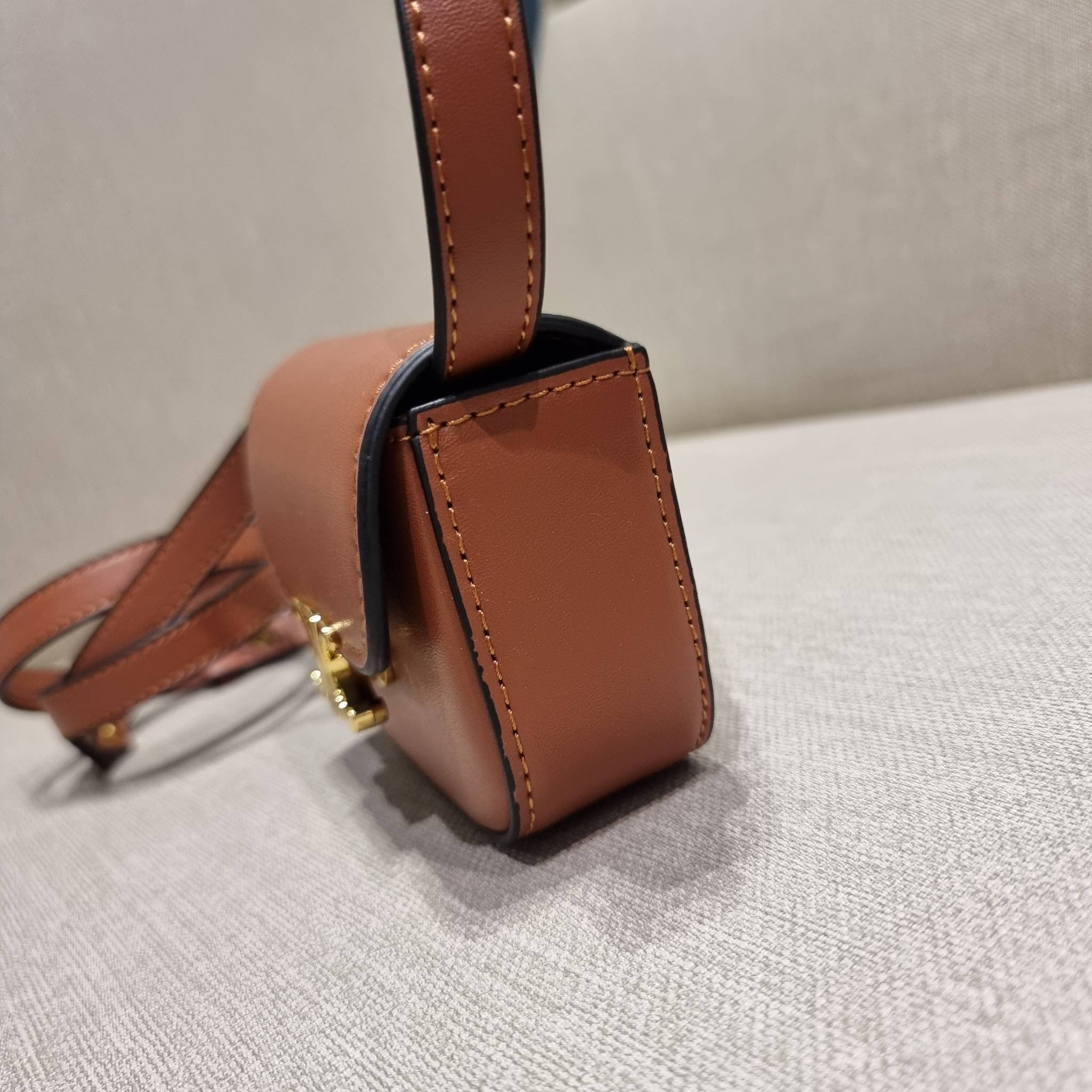 CELINE TRIOMPHE MINI BAG แรร์ไอเท็ม สีลิมิเต็ดในไซส์มินิ กับกระเป๋าสะพายที่เล็กแต่ปังมาก!! ดีเทลเรียบแต่หรู วัสดุหนังแท้ สีคลาสสิค เปิด-ปิดด้วยกระดุมแน่นหนา ภายในเป็นช่องโล่ง สายสะพายถอดได้ ปรับได้ตามชอบ ใบนี้สามารถใส่บัตร ใส่ธนบัตรได้ พกเป็นกระเป๋าสตางค์