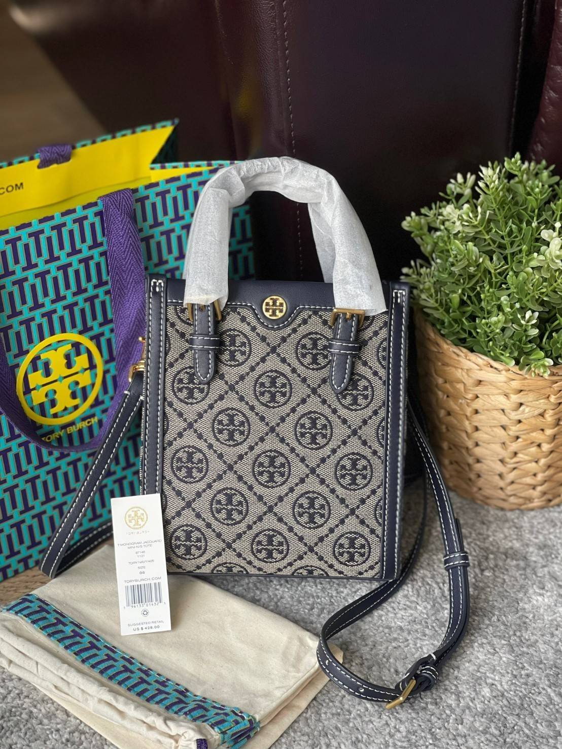 Tory burch t monogram jacquard mini tote ลวดลายT monogram ด้วยโลโก้สุดไอคอนนิคของแบรนด์ โดดเด่นด้วยกราฟฟิคและดีไซน์ ออกมาในหลายรูปแบบหลายคอลเลคชั่น แต่ละคอลเลคชั่นสวยหรูไม่แพ้กัน ทรงมินิโท้ท ขนาดกำลังดี ใช้งานง่าย ก็เป็นอีกหนึ่งรุ่นที่ทันยุคทันสมัยที่สาวๆ