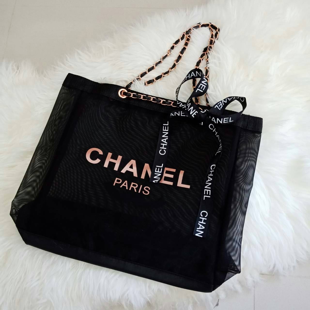 รุ่นใหม่ค้าาา 😍😍 พร้อมส่งความสวยหรู โทนสีชมพูทั้งใบ Chanel Shopping Bag With Chain & Ribbin กระเป๋าสะพายใบใหญ่ทรง Shopping Bag Limited Edition พรีเมี่ยมกิ้ฟของแท้นำเข้าจาก Chanel Perfume Counter ของแท้100% ใบใหญ่วัสดุ Nylon โปร่ง♡ ป