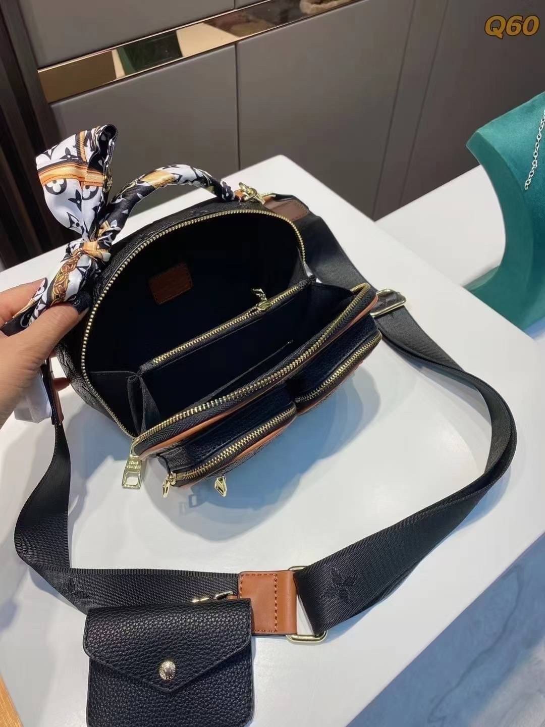 LV UTILITY CROSSBODY Monogram coated canvas ภาพถ่ายจากงานขายจริง ใช้งานต่างประเทศได้