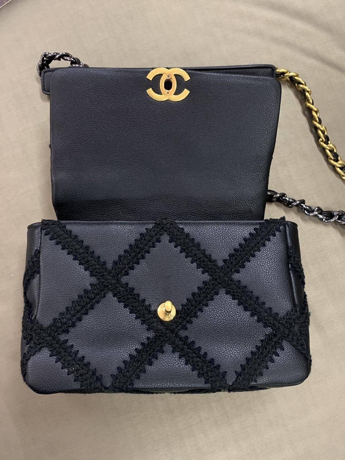 CHANEL 19 Large Stitch Bag VIP GIFT WITH PURCHASE (GWP) พรีเมี่ยมกิ้ฟ Limited Edition จาก Chanel DUTY FREE COUNTER กระเป๋าสะพายทรงคลาสสิค ตกแต่งด้วยการเย็บตะเข็บขนาดใหญ่ วัสดุหนังแท้(calfskin)ผสมผ้าทวีด หนังนิ่มมาก เงาขึ้นรูปสวยค่ะ ดีไซต์สายสะพายโซ่สองสีส