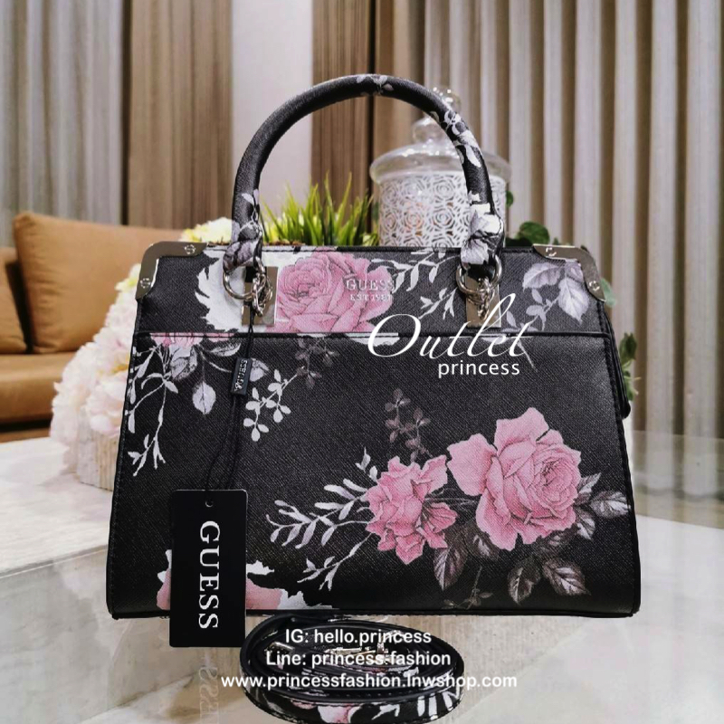 GUESS WOMAN CROSS BODY BAG กระเป๋าถือ/สะพายรุ่นใหม่ล่าสุดจาก GUESS FACTORY หนังสวยอยู่ทรงแข็งไม่ย้วย ขนาดกำลังดี น้ำหนักเบาด้านหน้าประดับโลโก้แบร์นพร้อมอะไหล่เงินที่หูหิ้วและมุมขอบกระเป๋าเพิ่มดีเทลเก๋ หูจับเเข็งแรงพับลงได้ เปิดปิดด้วยซิปสะดวกใช้ ภายในมีโล