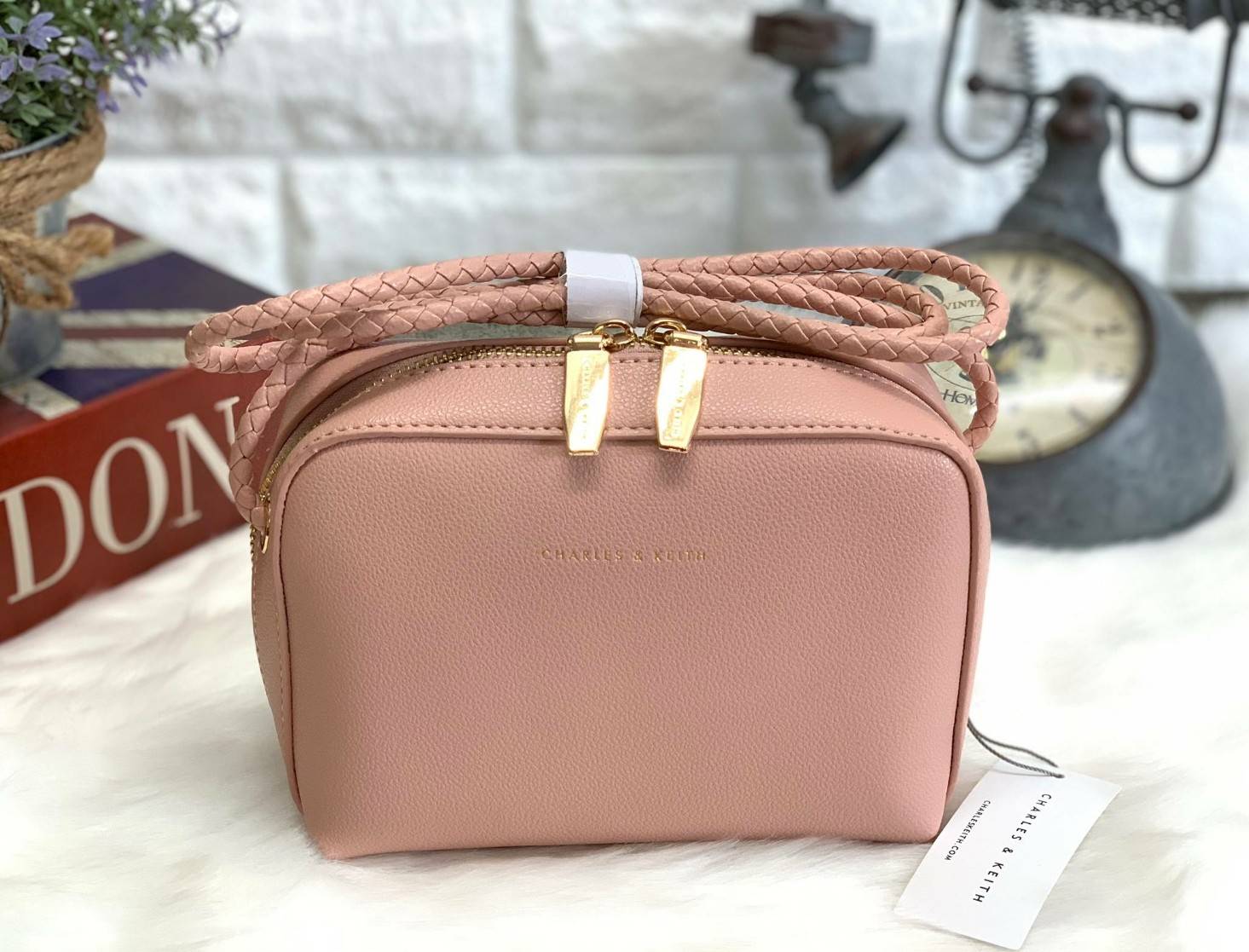 CHARLES & KEITH METAL PUSH LOCK CROSSBODY BAG รุ่นฮิตขายดีมีมาพร้อมส่งแล้วจ้า กับกระเ๋าสะพายไซส์น่ารัก วางอยู่ทรง เปิดปิดด้วย ตัวล็อกด้านหน้า ด้านในแบ่งเป็น 2 ช่องมีช่องซิปตรงกลาง จุของได้เยอะพอควรเลยค่ะ ใส่ iPhone plus ได้สบายๆ และของจุกจิกที่จำเป็น รุ่น