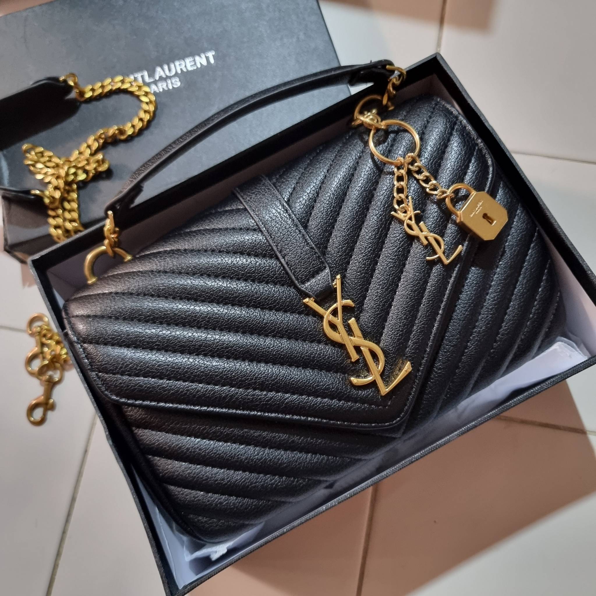 Yves Saint laurent crossbody boutique vip bag กระเป๋าสะพายไหล่ ดีไซน์ทรงสวยหรู พิเศษ แถมฟรี พวงกุญแจห้อยโลโก้ ดูแพงไปหมดจริงๆไอเท็มนี้ วัสดุหนังสังเคราะห์ลายคาร์เวีย เปิด-ปิดด้วยกระดุมแม่เหล็ก ภายในโล่งกว้าง แบ่งสัดส่วนไว้อย่างดี มาพร้อมหูจับในตัว และสายส