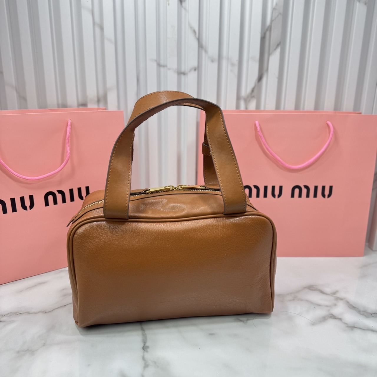 ORI หนังแท้ | Miu Miu Leather top-handle bag กระเป๋าสะพายทรง keepall เรียบแต่ฟาด หรูหราทุกองศา ใครเห็นก็ต้องเหลียว