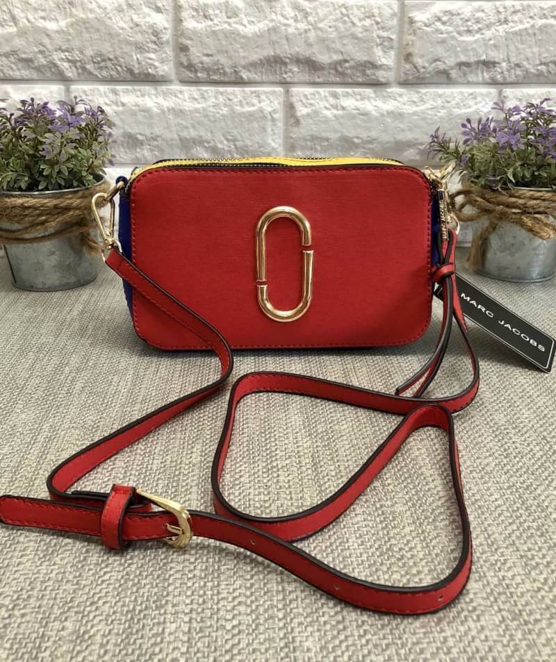 MACR JACOBS NEW YORK 2 ZIP กระเป๋าสะพายข้างหรือ crossbody ได้ค่ะ มาพร้อมสายสะพายมา 2 สาย ถอด และปรับระดับ ได้ทั้ง 2 สาย สลับใช้ไม่จำเจ ด้านหน้าตประดับ logo สวยหรู มี 2 ช่องซิปใส่ของ ภายในจุได้พอประมาณ มีช่องซิป และช่องเล็กใส่ของจุกจิก ที่จับซิปเป็นพวงหนัง