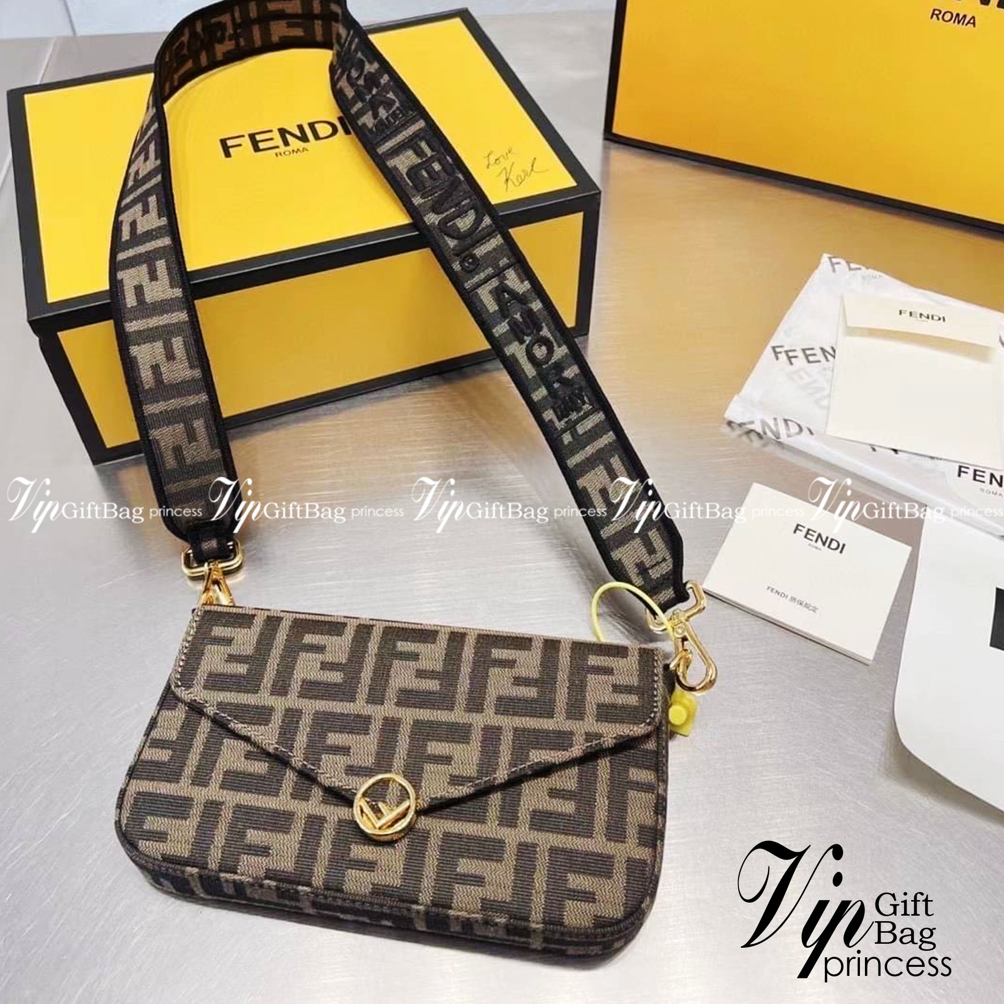 Fendi Wallet With Pouches / Fendi Mini Bag / Fendi multi pochette felicie shoulder bag กระเป๋าสะพายไซส์มินิ แคนวาสโมโนแกรม สุดคุ้ม 3 ชิ้น ในเซท ใช้งานง่ายเป็นระเบียบแบ่งสัดส่วนชัดเจน ใบเล็กกะทัดรัด แต่ใช้งานคุ้มมากๆ มาพร้อมสายสะพายดีไซส์สปอร์ตถอดได้ อะไหล