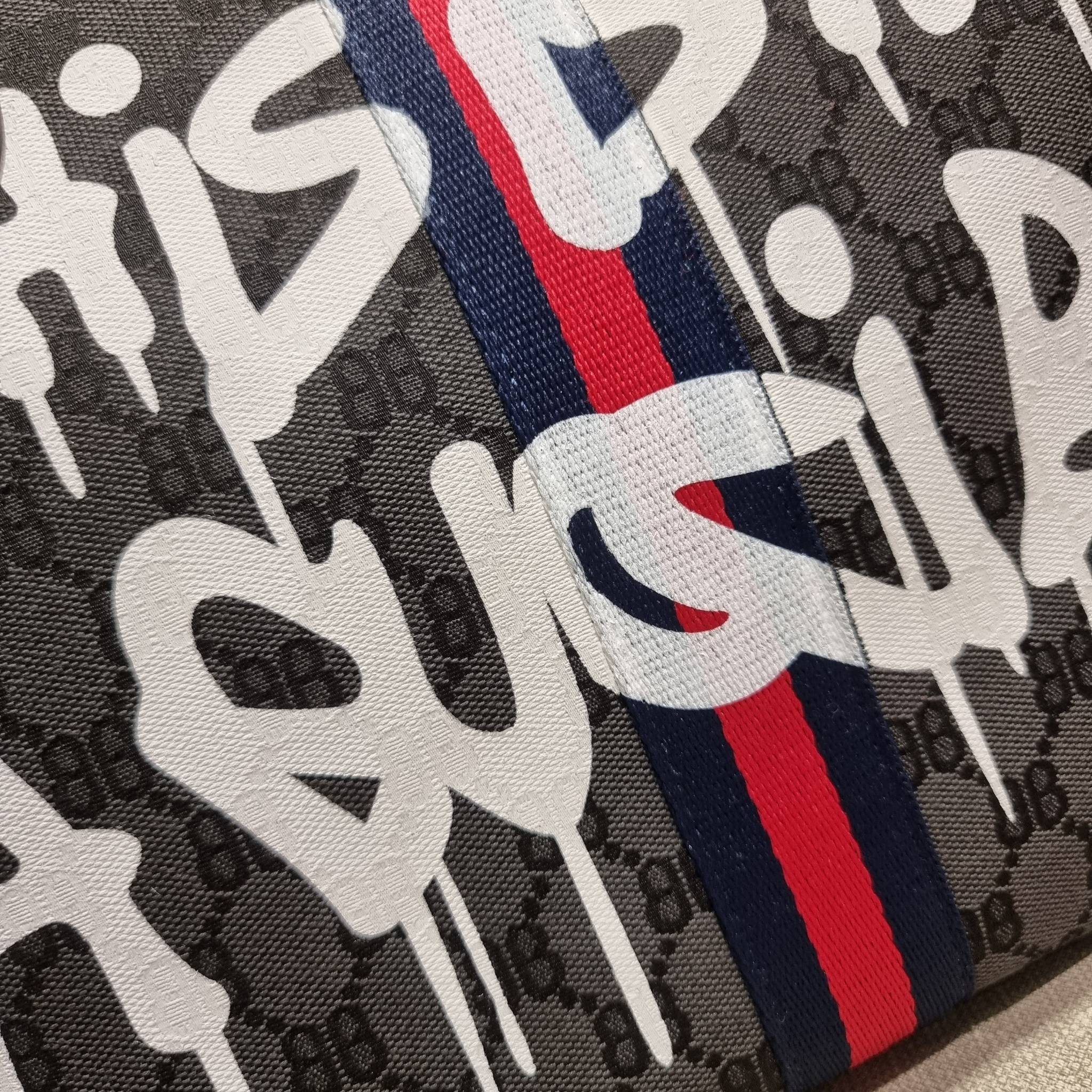 GG×BALEN MEDIUM OPHIDIA TOTE สุดครีเอท กับกระเป๋าช้อปปิ้งทรงโท้ท ใบใหญ่ สุดคุ้ม!! โดดเด่นด้วยลวดลายเพ้นท์กราฟฟิตี้ วัสดุผ้าแคนวาส ตัดแต่งเล่นขอบด้วยหนังแท้ ภายในโล่งกว้างมาก ใส่ของได้สบาย หิ้วไปเที่ยวต่างจังหวัด สะพายไปต่างประเทศตามใจ!! เลิศตรงที่ดีไซน์ใบ