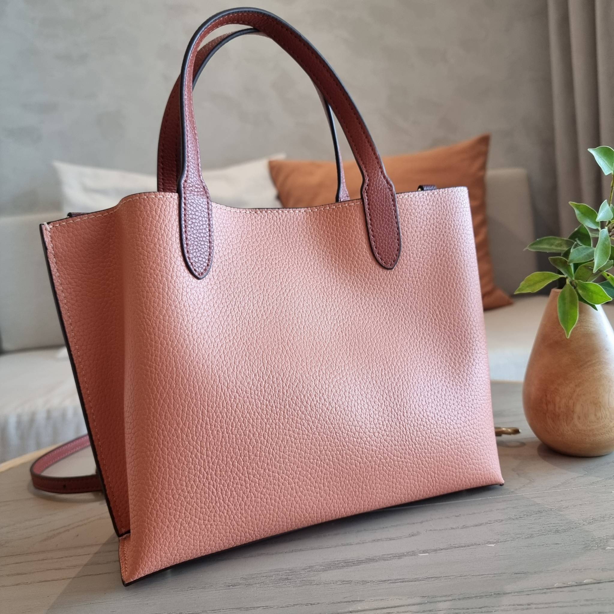 COACH C8561 C8869 WILLOW TOTE 24 IN COLOR BLOCK น้องสาวลุคลูกคุณมาแล้วจ้า กระเป๋าถือ/สะพาย ดีไซน์คัลเลอร์บล็อค ลงตัว เรียบหรู ใบจริงคือผู้ดี๊ผู้ดี ใช่ได้ทุกๆโอกาส วัสดุหนัง pepble อยู่ทรง เปิดปิดด้วยตัวบิดล็อค และอีกฝั่งเป็นกระดุมแม่เหล็ก ภายในโล่งกว้าง ใ