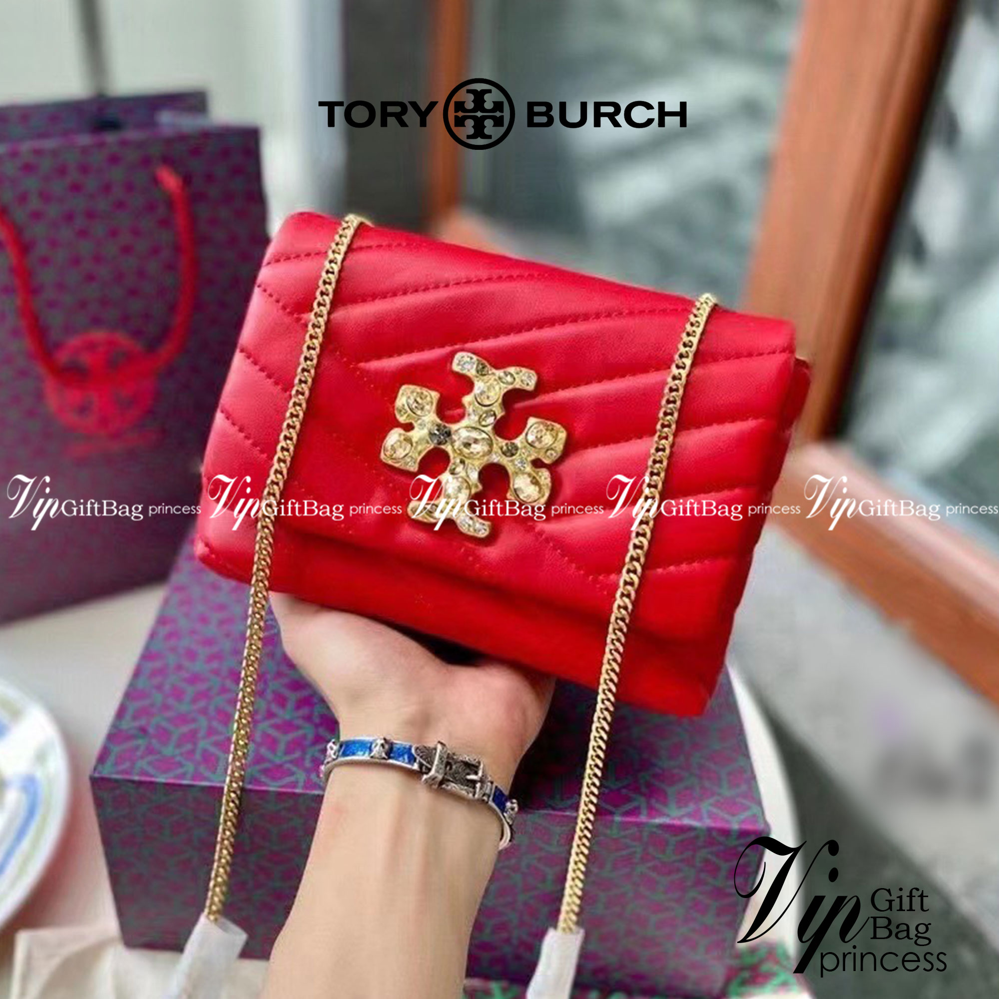 TORY BURCH KIRA CHEVRON EMBELLISHED LOGO MINI BAG ตามคำเรียกร้องจ้า!! ไซส์มินิ สะดวกใช้ พกพาง่าย สไตล์คุณหนู!! กระเป๋าสะพายข้าง ดีไซน์ทรงคลาสสิค โดดเด่นด้วยโลโก้ดีไซน์ประดับเม็ดสี เพิ่มมูลค่าและดึงดูดสายตามากขึ้น วัสดุหนังแกะ สัมผัสนิ่มมือ เปิด-ปิดด้วยกระ