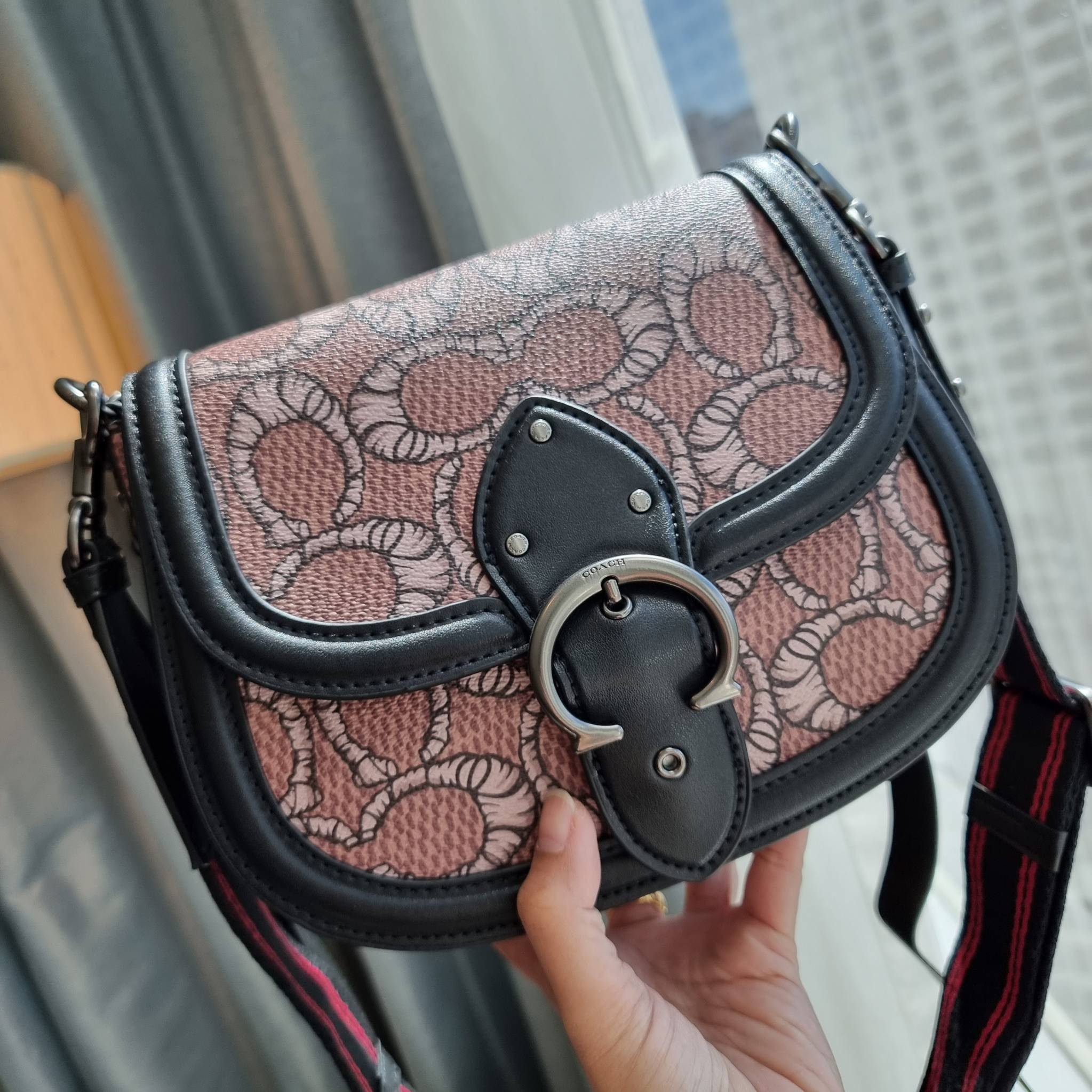 OUTLET 】COACH C6972 COACH x MICHAEL B. JORDAN WITH BEAT SADDLE BAG คอลเลคชั่นใหม่ ดีไซน์สุดชิค มาให้สวยในไทยก่อนใคร กับกระเป๋าทรง saddle ที่พิเศษมากๆมาพร้อมสายสะพาย 2 เส้น ใช้คู่กันหรือแยกสะพายก็สวยครบสูตร กระเป๋าสะพายทรง saddle คลาสสิค วัสดุหนังแคนวาสสลั