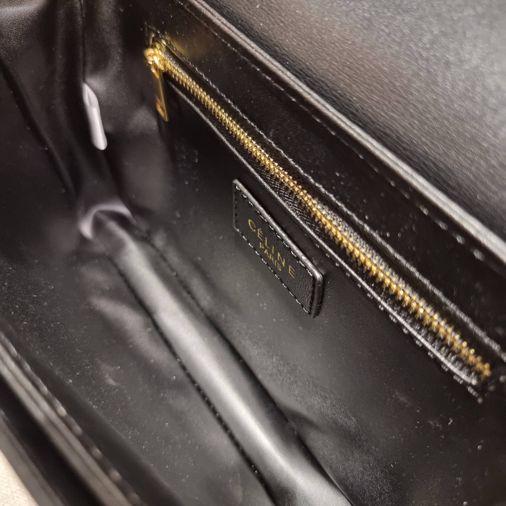 VIP 🥂 CELINE CLASSIQUE TRIOMPHE BAG IN SHINY CALFSKIN ไอเท็มสุดคลาสสิค ที่ขาดไม่ได้ กระเป๋าสะพายทรงสวยคลาสสิค แฝงความผู้ดี ที่ใช้ได้ทั้งชายหญิง วัสดุหนังแท้ เปิด-ปิดด้วยตัวกดล็อค สะดวกใช้มาก ภายในเป็นช่องโล่ง เก็บของได้เป็นสัดส่วน และยังมีช่องซิปใ