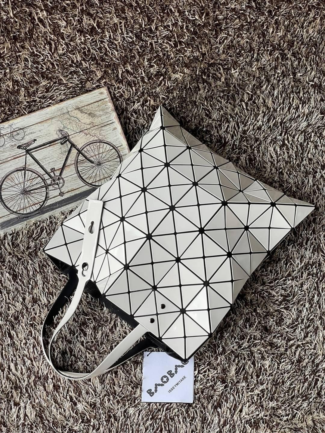 Baobao Issey Miyake 6x6 กระเป๋า Tote รุ่นนี้ถือว่าเป็นกระเป๋า Tote ไซส์กลางที่เหมาะกับการพกพาสิ่งของที่จำเป็นในทุก ๆ วัน มาพร้อมสายที่สามารถปรับได้ทั้งสองสาย และมีช่องใส่ของช่องเล็กด้านใน 1 ช่อง จุของได้เยอะแถมยังทนทาน ใช้เป็น Everyday Bag ได้เลยคะ พกพาสะ