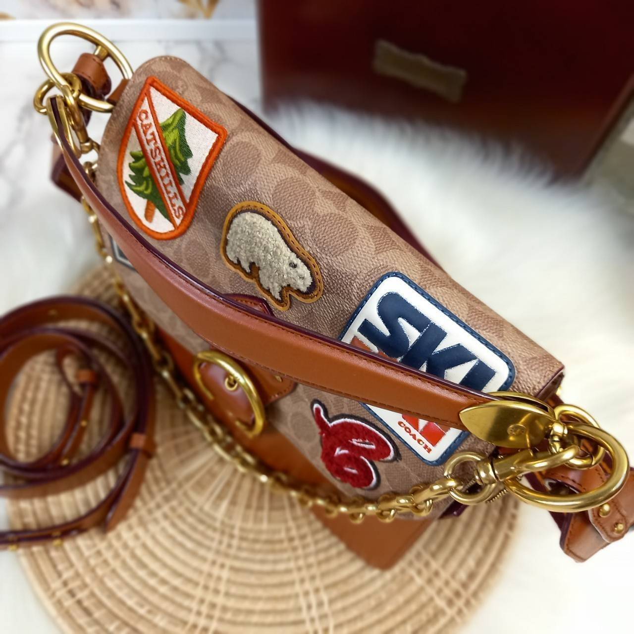 OUTLET 】COACH BEAT SHOULDER BAG IN SIGNATURE CANVAS WITH PATCHES (C6837) ไหวมั้ยเนี้ย!! สวยฟาดอีกแล้วนะยูวว 🤩🌺คอลเลคชั่นใหม่สุดปัง อลังเวอร์!//กระเป๋าถือ สะพายไหล่ลาย SIGNATURE ตกแต่งความเก๋ด้วยแผ่นแปะลวดลายที่มีเฉพาะจาก COACH คอลเลคชั่นนี