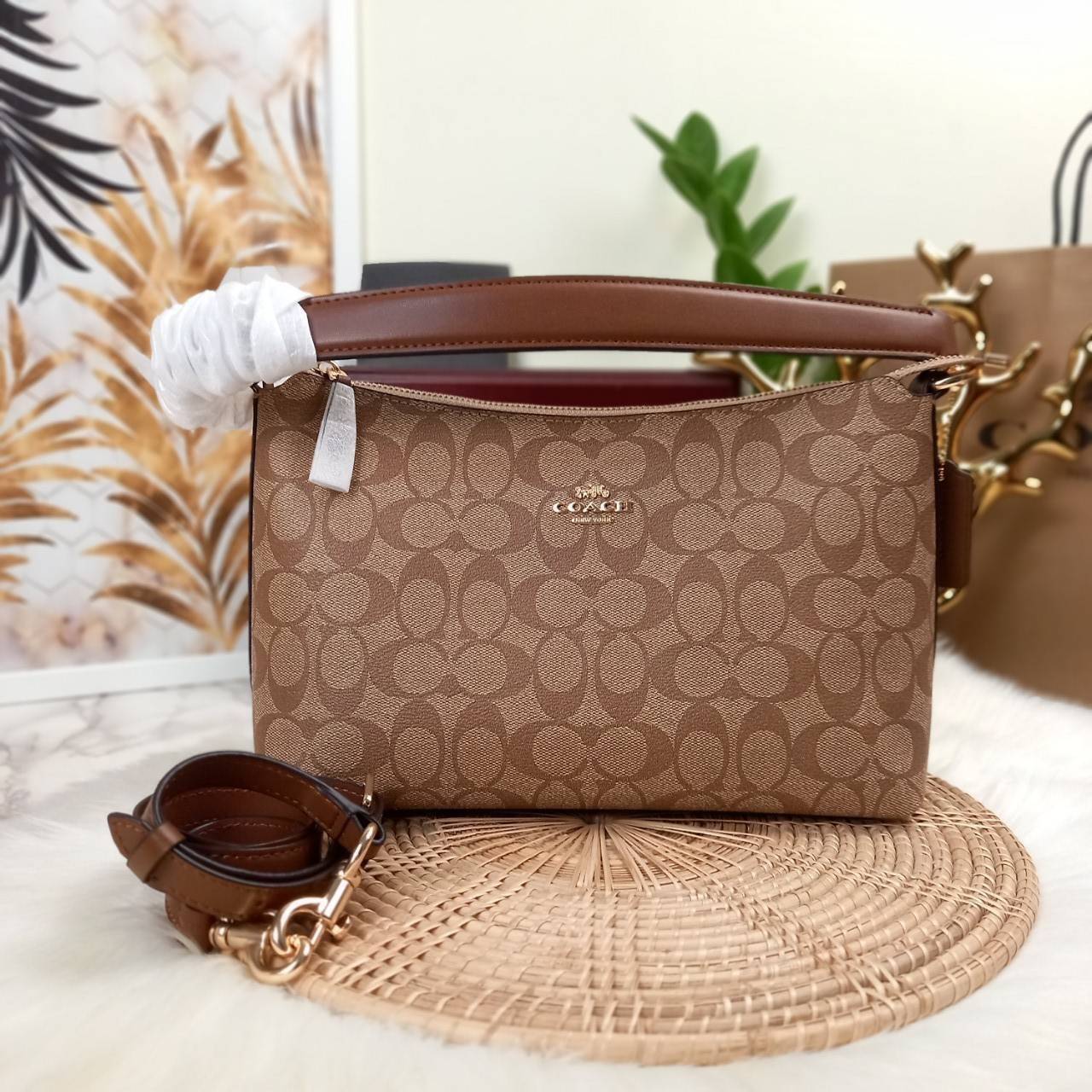 COACH LEWIS SHOULDER BAG IN SIGNATURE CANVAS (COACH F85696)🌺พอชใบใหญ่ ใส่ของได้จุใจ มีสายให้ 2 สาย อะไหล่สีทอง หรูหรา คลาสสิค สายยาวถอดได้ ปรับได้ ช่องด้านใน กว้างมากๆ ใช้ได้ทุกโอกาสจริงๆ แนะนำ ไม่ควรพลาดจ้า