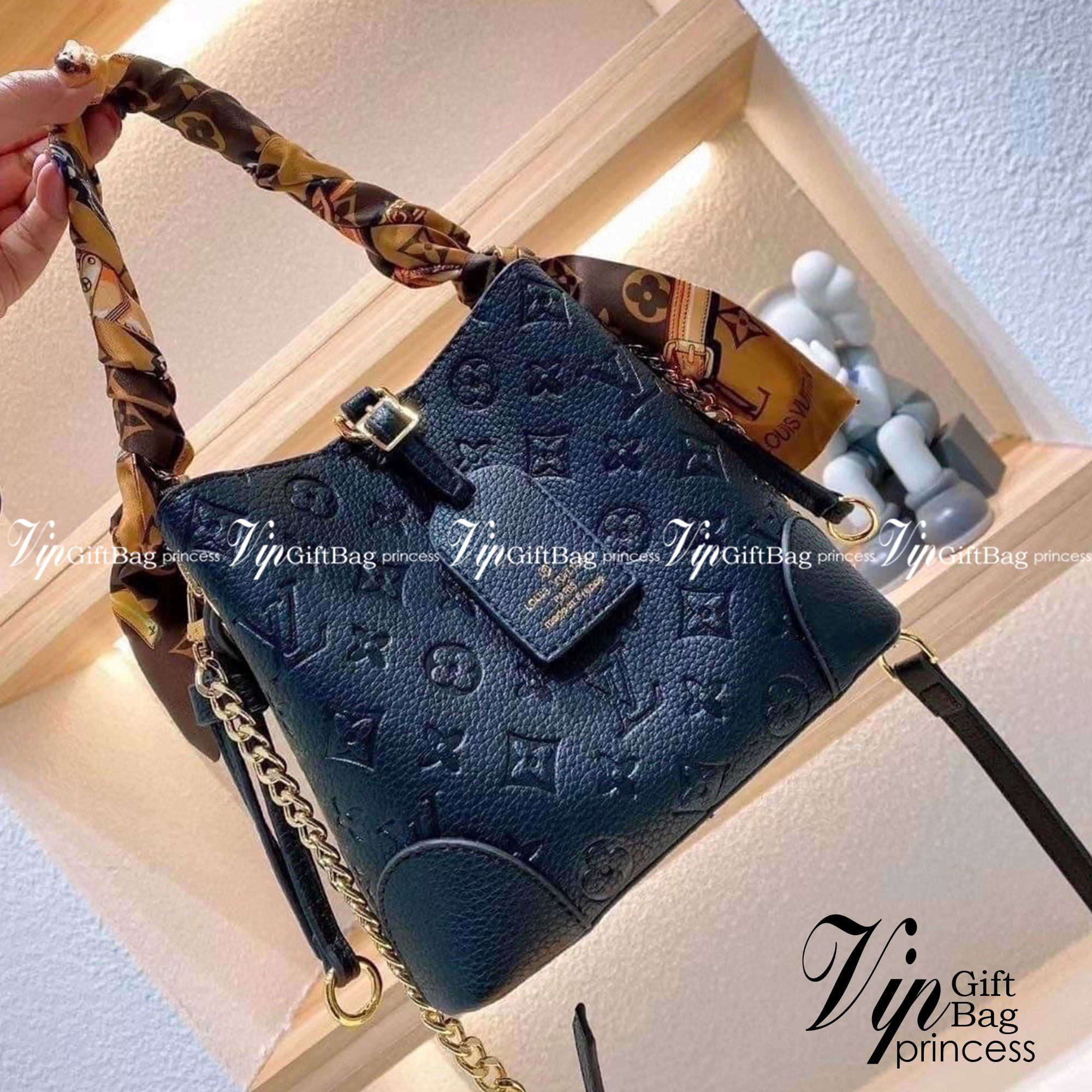 LV NeoNoe Beloved Monogram กระเป๋าสะพายทรงหรูหรา มีสไตล์ เป็นเอกลักษณ์ลงตัวสมบูรณ์แบบ จุของได้เยอะมาก งานปั้มลายโมโนแกรมเต็มใบ ใบจริงสวยมากกกก ได้สวยก่อนใคร ต้องจัดแล้วจ้า พร้อมส่งความสวยที่นี่ ที่เดียว!!