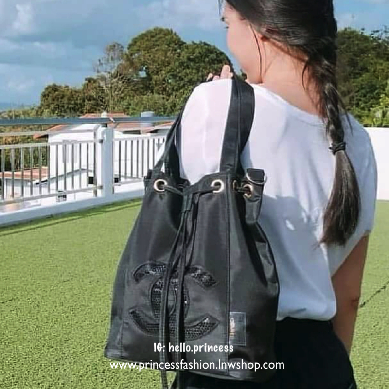 Chanel Beaute Black Sequin Dreawstring Shopping Bag VIP GIFT Limited Edition ของแท้ จากเคาน์เตอร์เครื่องสำอางค์ Chanel ดีไซน์น่ารักขนาดกำลังดี น้ำหนักเบา ด้านหน้า ประดับโลโก้แบรนด์สุดคลาสสิค เปิดปิดแบบเชือกรูด Drawstring พร้อมกระดุมแม่เหล็ก ซับใน Polyeste