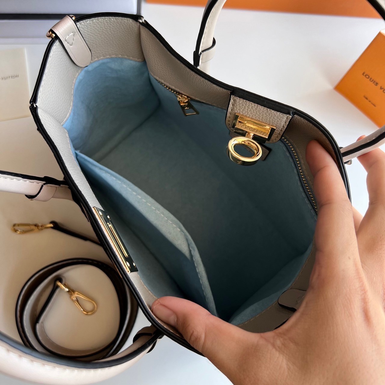 หนังแท้ LV On My Side PM กระเป๋าโท้ทขนาดกะทัดรัดที่ผลิตจากหนังลูกวัวเนื้อนุ่ม เกรดออริจินอล ภาพสินค้าถ่ายจากงานขายจริง ใช้งานต่างประเทศได้