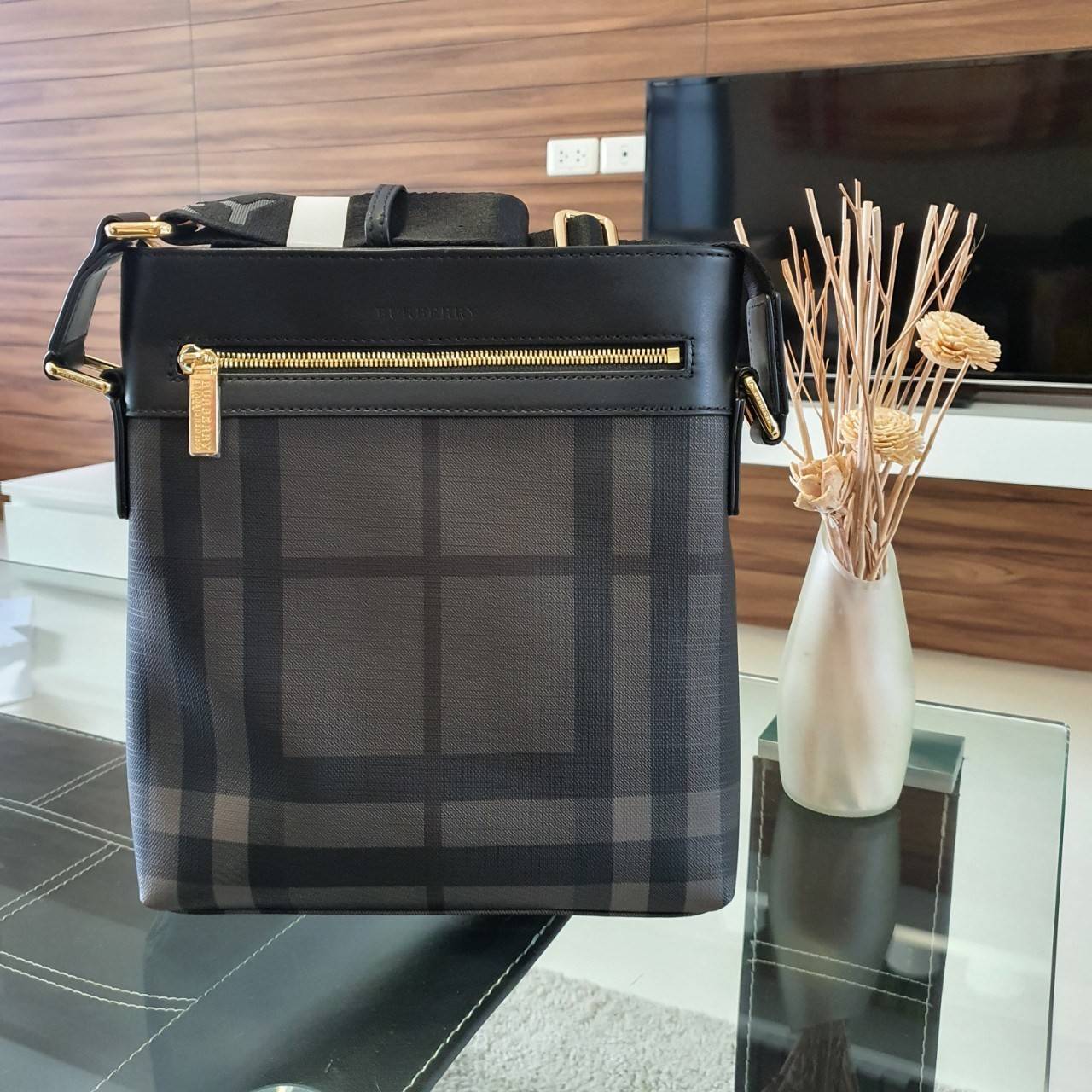 พร้อมเป็นของขวัญ มอบให้คุณผู้ชายแล้วค่ะ สำหรับ BURBERRY CROSSBODY VINTAGE BAG VIP GIFT WITH PURCHASE (GWP) พรีเมี่ยมกิ๊ฟ Limited Edition จากBURBERRY วัสดุหนังโทนสีสุภาพ คลาสสิก ตกแต่งด้วยซิปสะดวกใช้ด้านหน้า ช่องหลักเปิดปิดด้วยซิปยาวด้านบน พร้อมช่องซิปอีกห