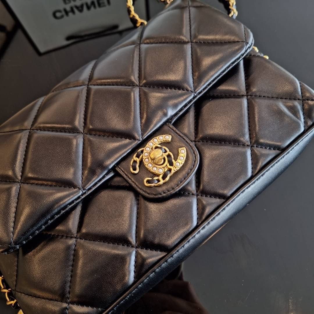 CHANEL flap bag with chain / CHANEL VIP CROSSBODY BAG กระเป๋าทรงสะพายข้าง หนังพียูพรีเมี่ยมหนังนิ่ม อะไหล่ทองวินเทจทั้งใบ