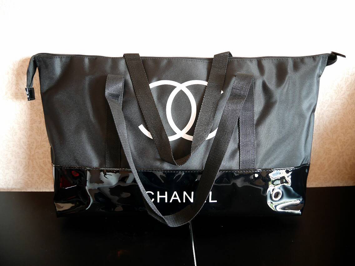 New! กระเป๋าใบใหญ่ทรง Tote จากแบรนด์ Chanel VIP gift Bag ของแท้ 100% ทำจากผ้าหนา Polyester ฐานล่างกระเป๋าทำจากหนังแก้วผิวมันเงา สวยหรู สกรีนโลโก้ชาแนลหน้าหลัง หัวซิปปั้มโลโก้ ด้านในเป็นช่องกว้าง และมีอีกหนึ่งช่องเก็บของ รุ่นนี้สะพายไหล่ สวยมาก น้ำหนักเบา 