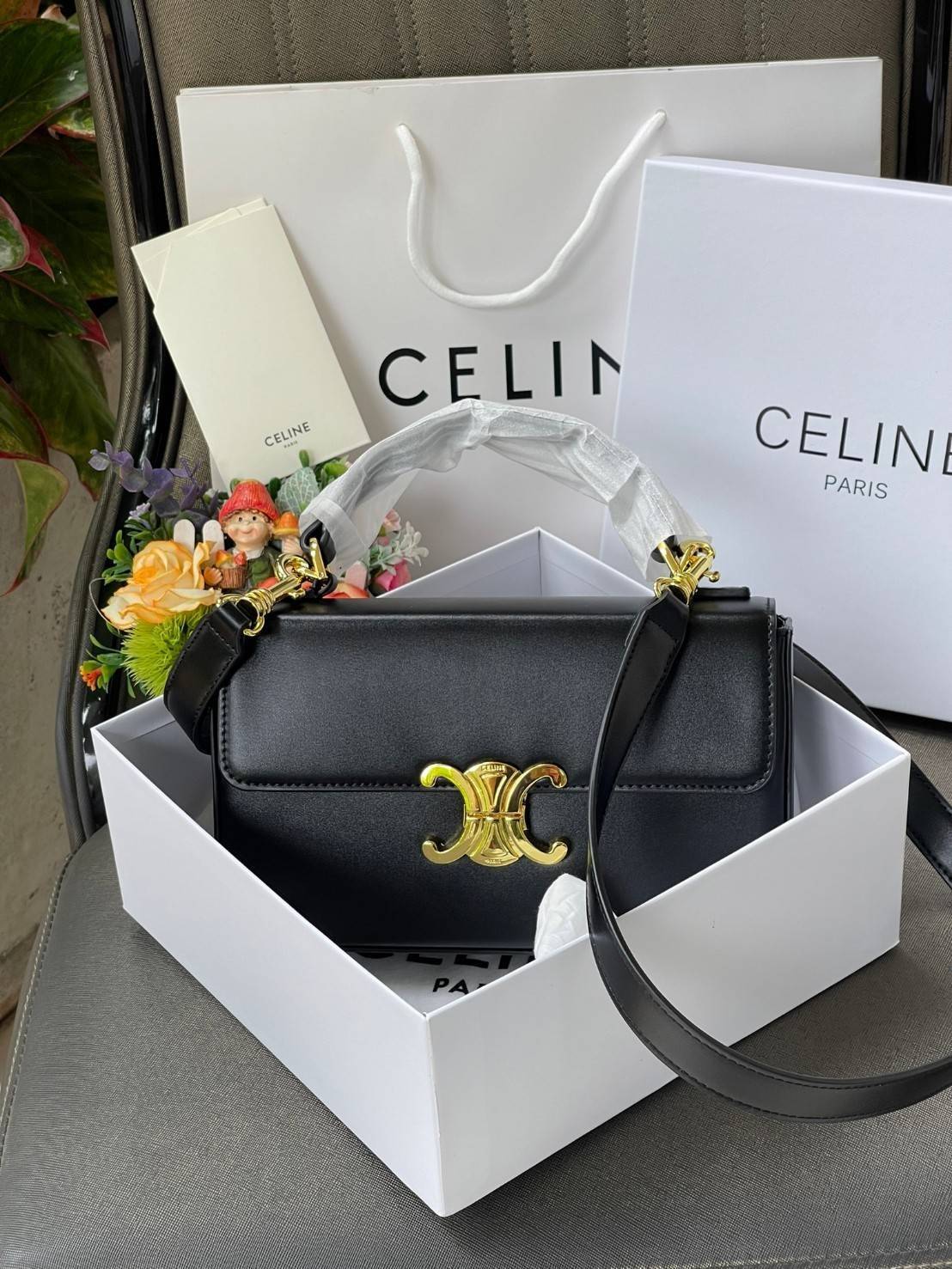 Celine Triomphe shoulder handbag Bag / Celine box triomphe in Natural Calfskin Tan กระเป๋าสะพายเรียบหรูและดูทันสมัยใบนี้ออกมา ให้คุณเลือกสะพายในชีวิตประจำวันเข้ากับการแต่งตัวสบาย ๆ หรือถอดสายถืงออกงานปาร์ตี้สังสรรค์ ก็ช่วยให้คุณดูโดดเด่นได้เช่นกัน นอกจากน