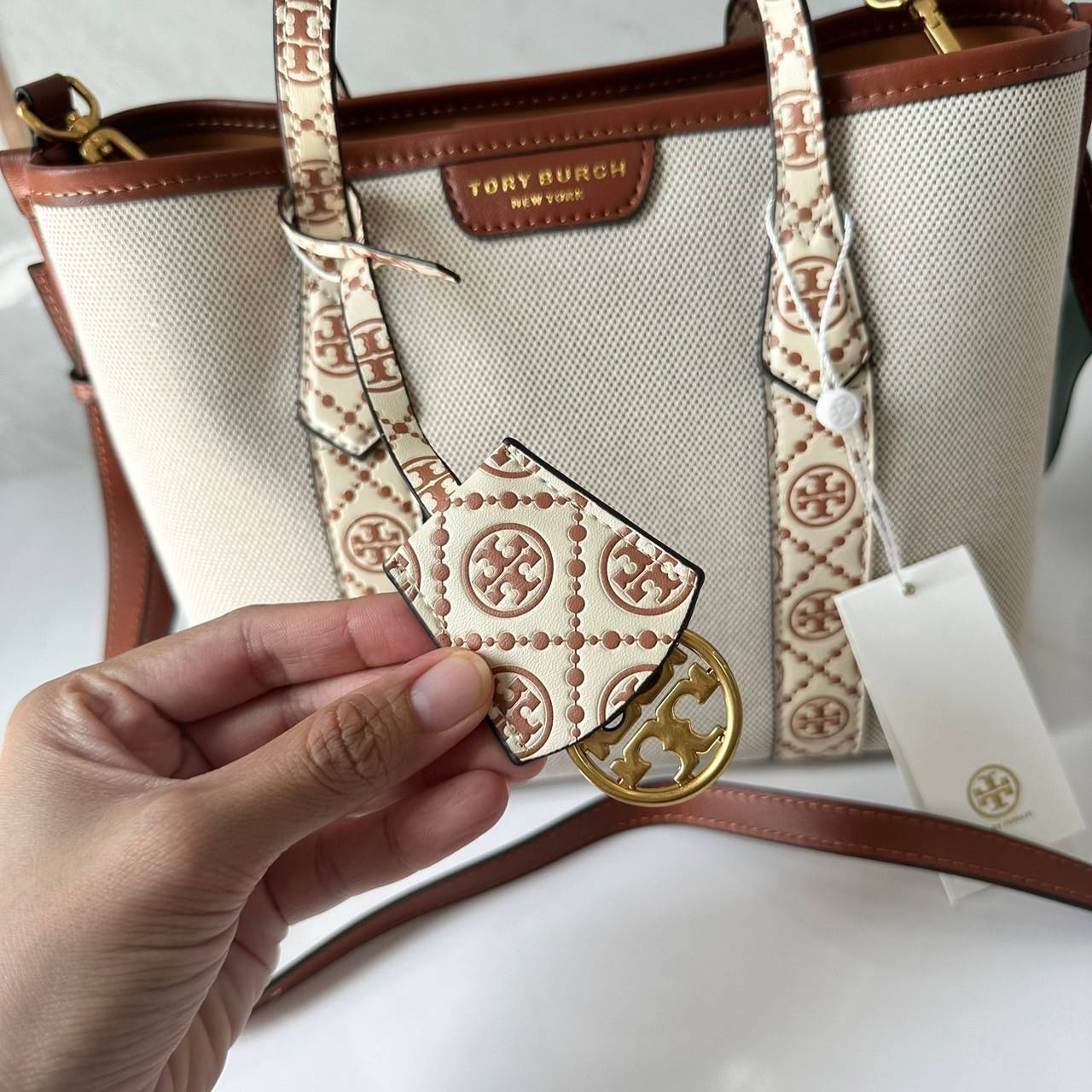 TORY BURCH small Perry canvas tote bag กระเป๋าคล้องแขนและสะพายไหล่ทรงโท้ท คอลเลคชั่นใหม่ล่าสุด สวยหรูลุคคุณนาย